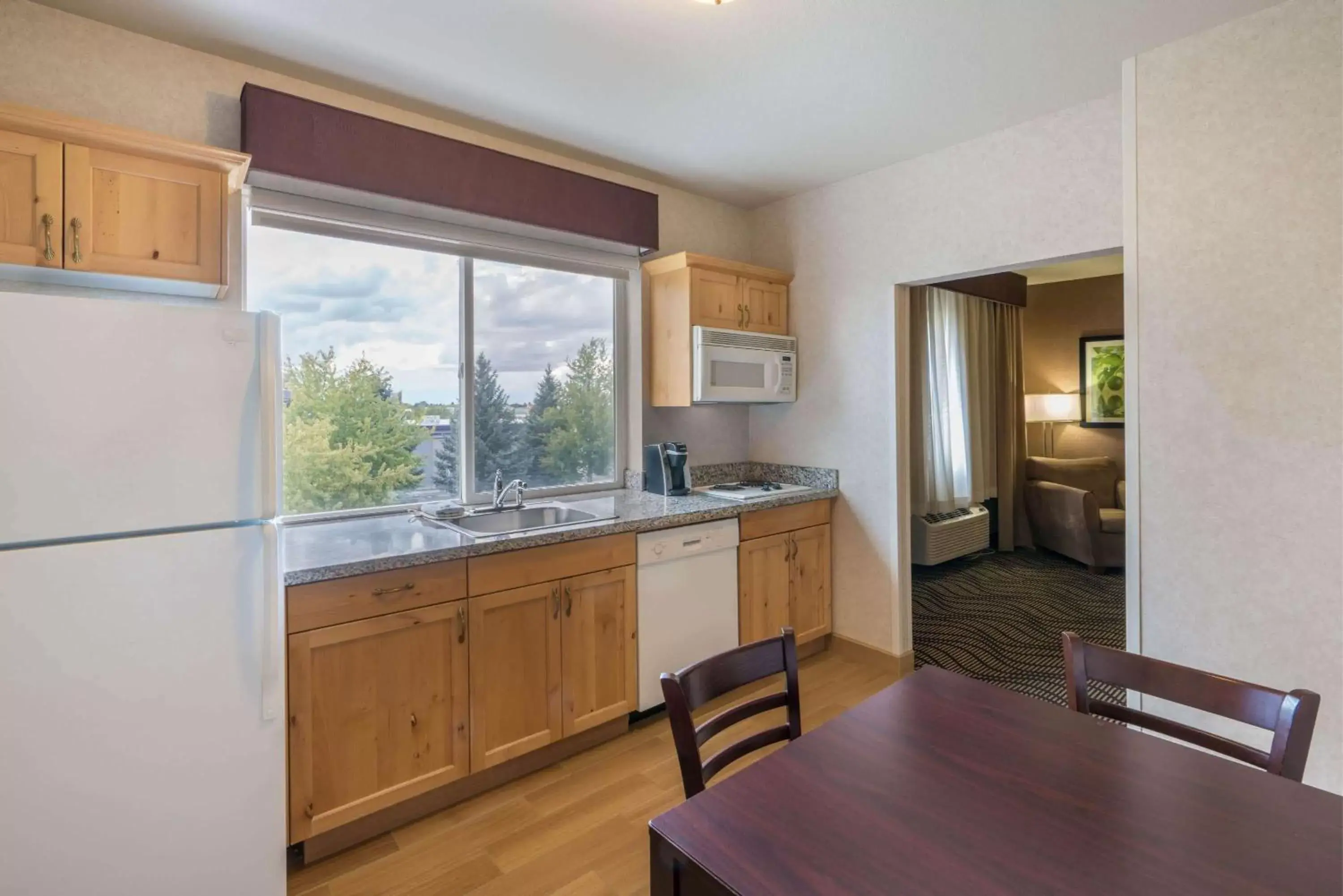 Photo of the whole room, Kitchen/Kitchenette in La Quinta by Wyndham Idaho Falls/Ammon