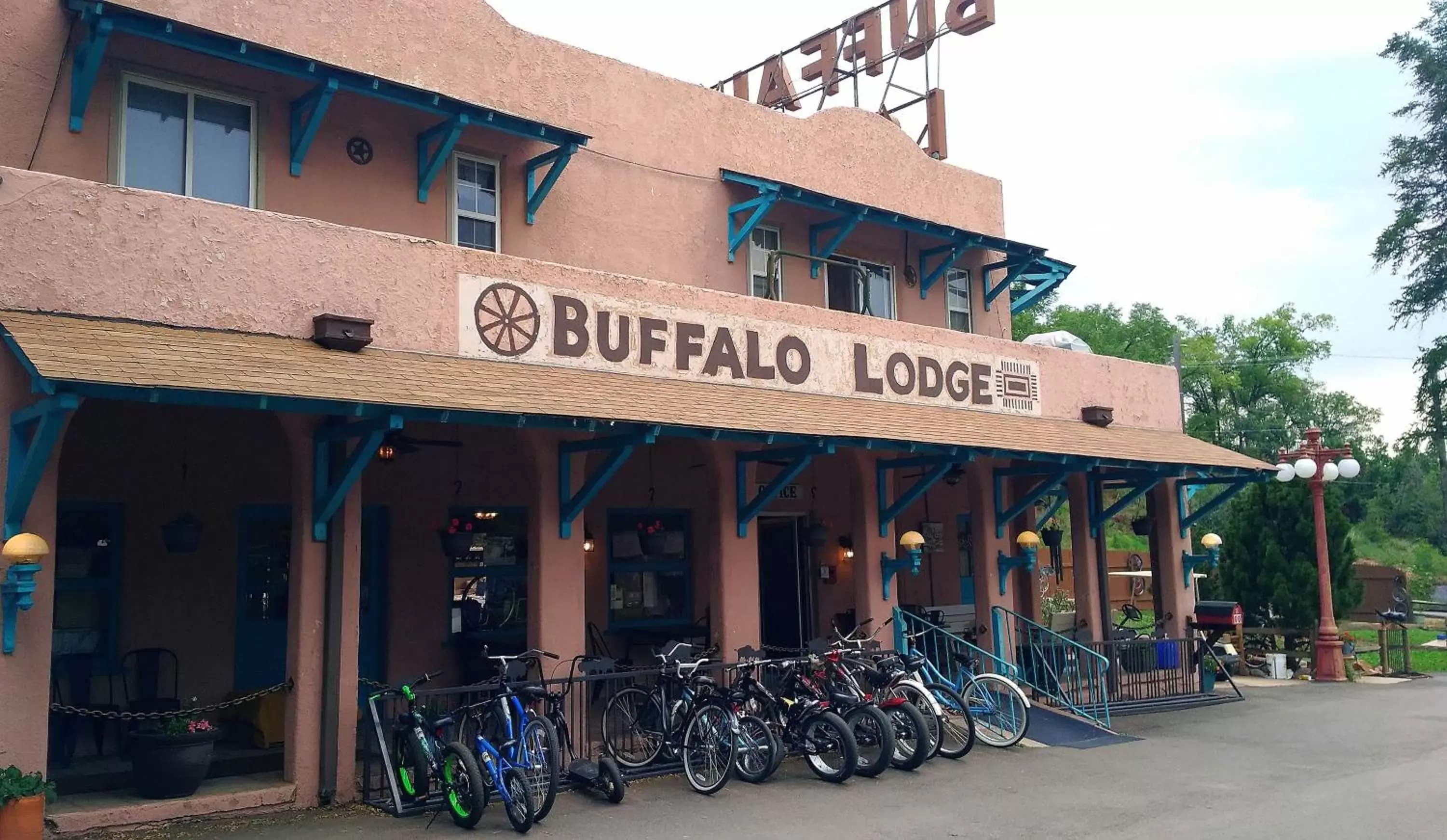 Facade/entrance, Property Building in Buffalo Lodge Bicycle Resort - Amazing access to local trails & the Garden