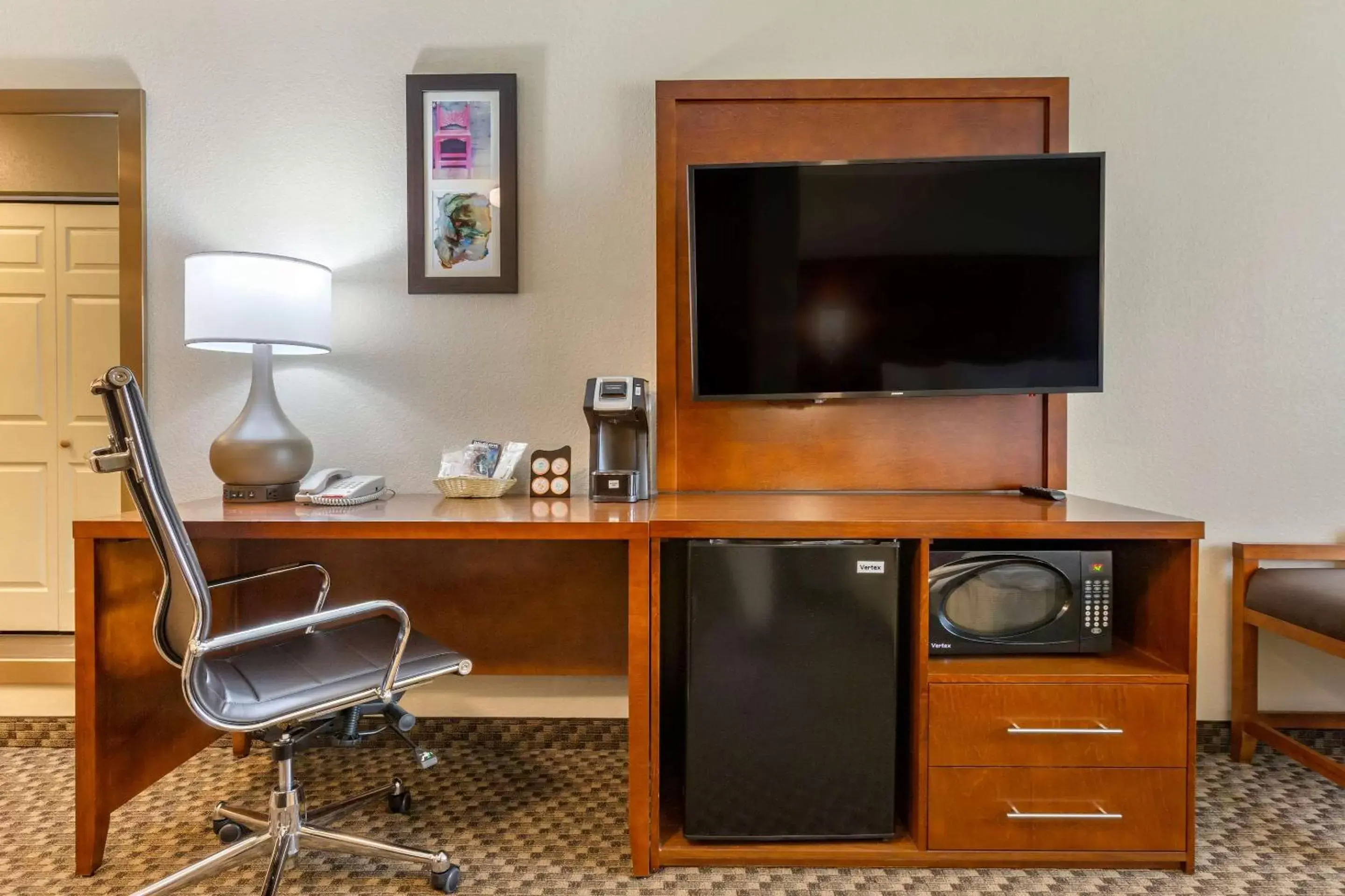 Photo of the whole room, TV/Entertainment Center in Comfort Suites Phoenix Airport