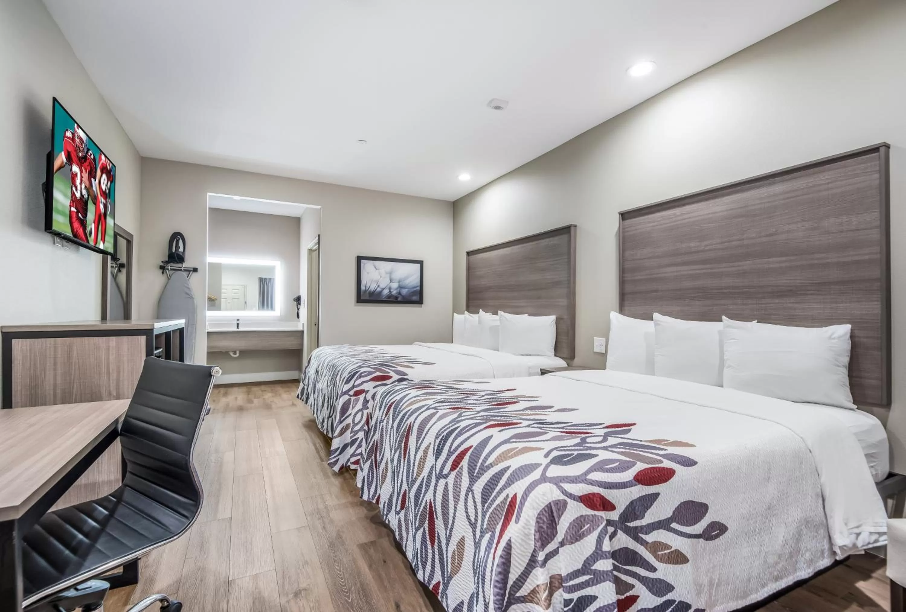 Photo of the whole room, Bed in Red Roof Inn & Suites Mobile SW - I-10