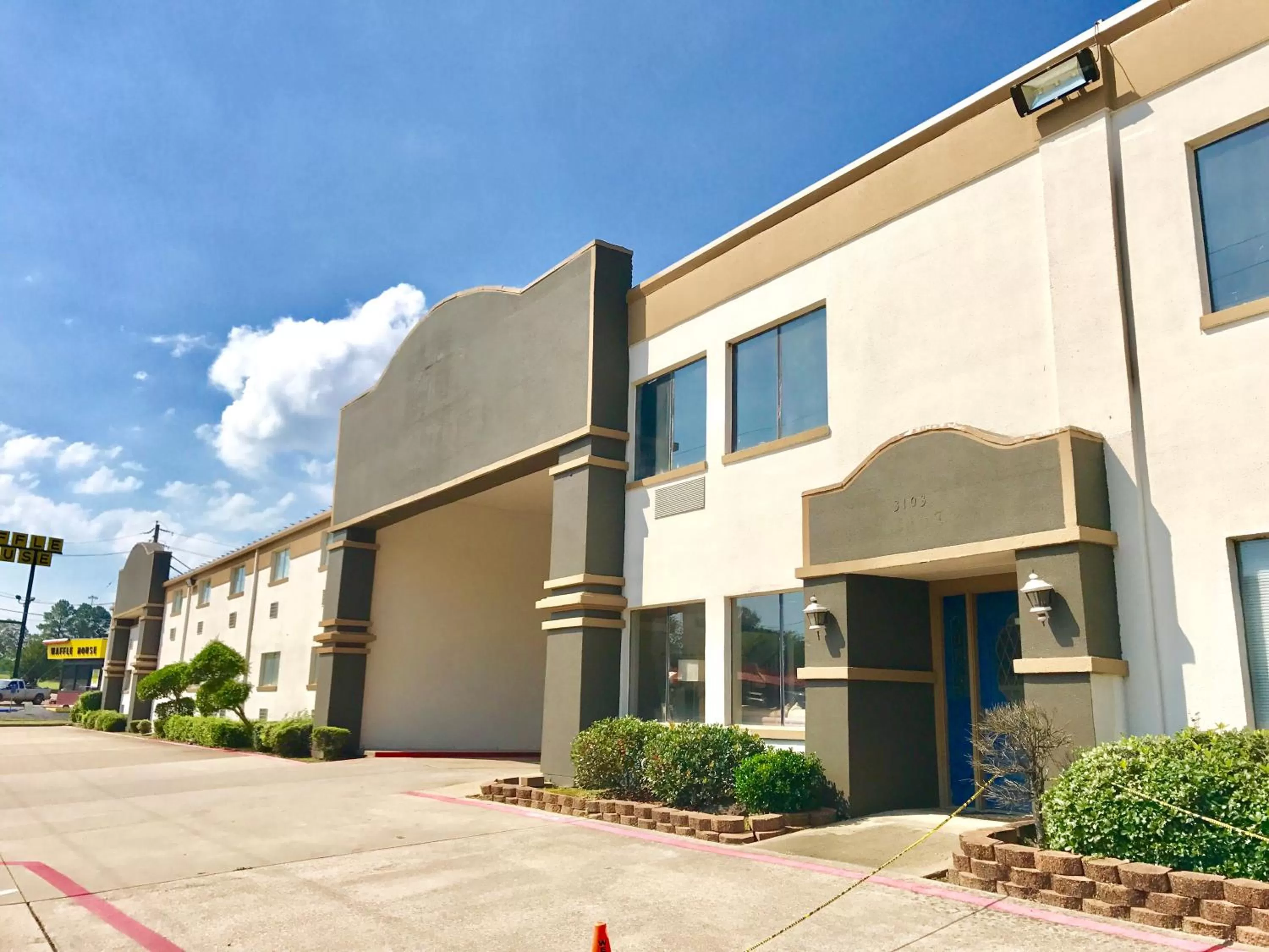 Property building in Knights Inn Longview