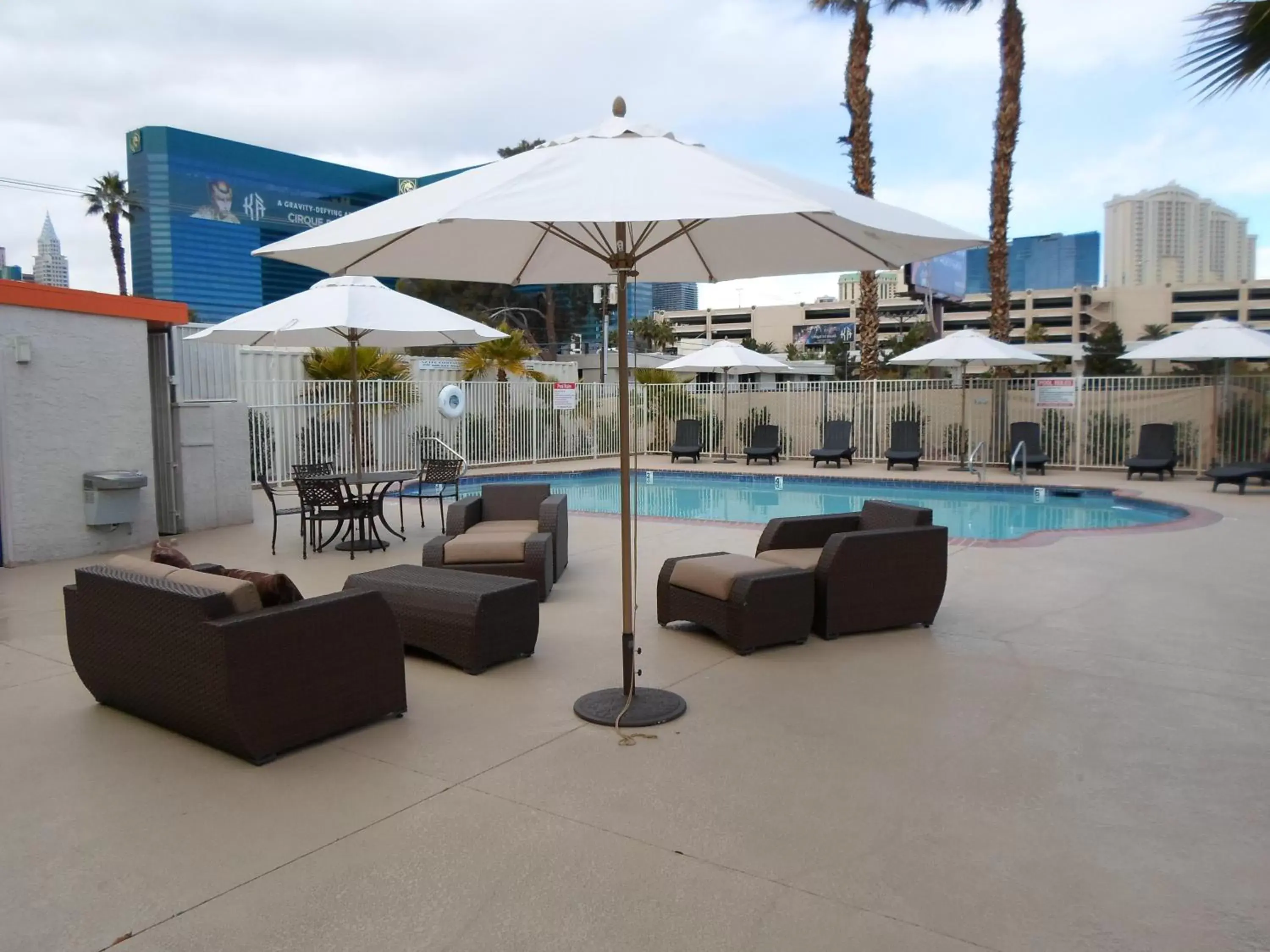 Swimming Pool in Howard Johnson by Wyndham Las Vegas near the Strip