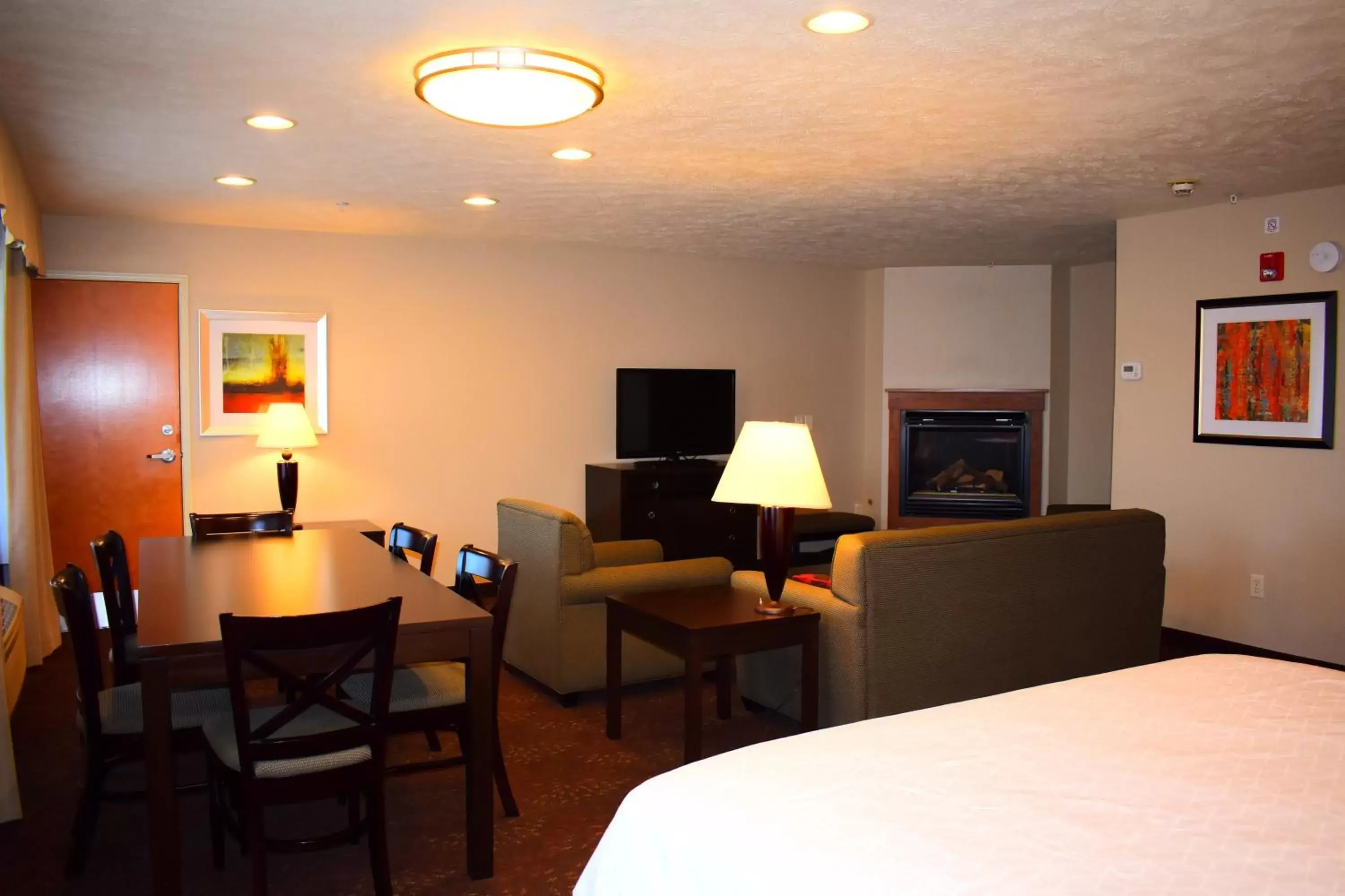 Photo of the whole room, TV/Entertainment Center in Holiday Inn Express Lewiston, an IHG Hotel