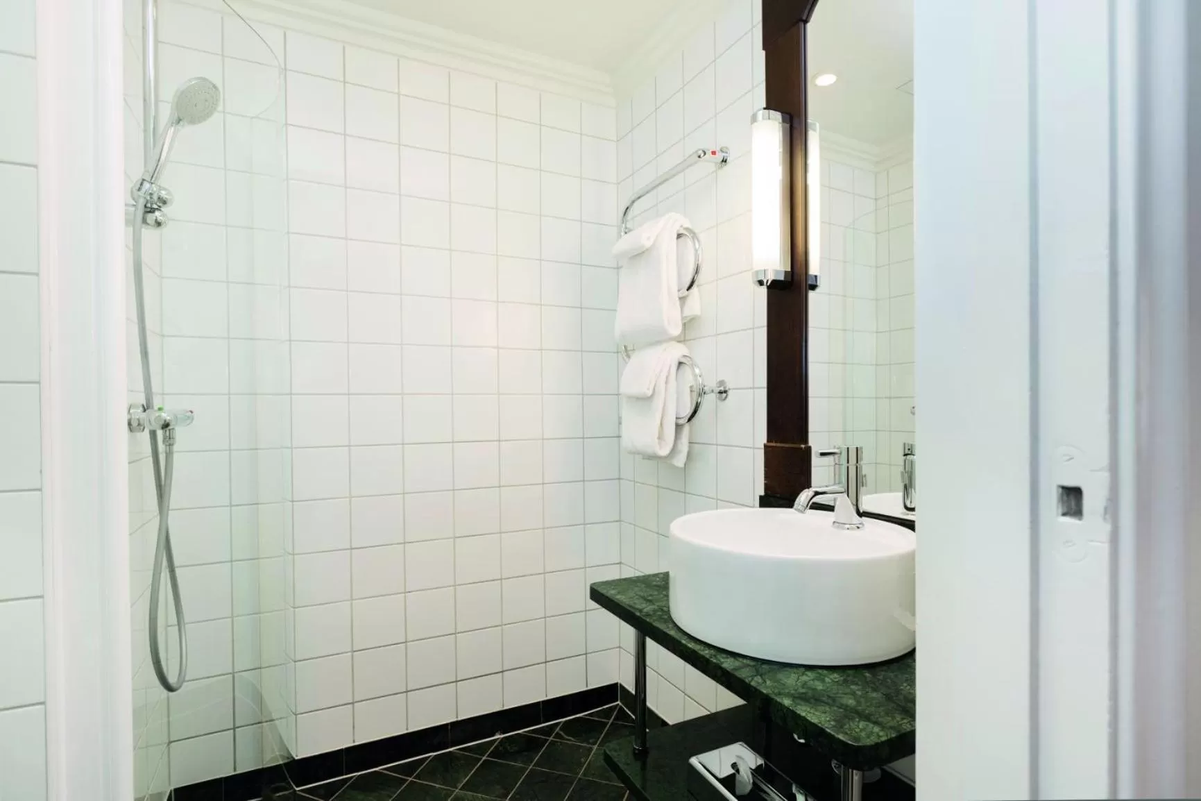 Bathroom in Elite Park Avenue Hotel