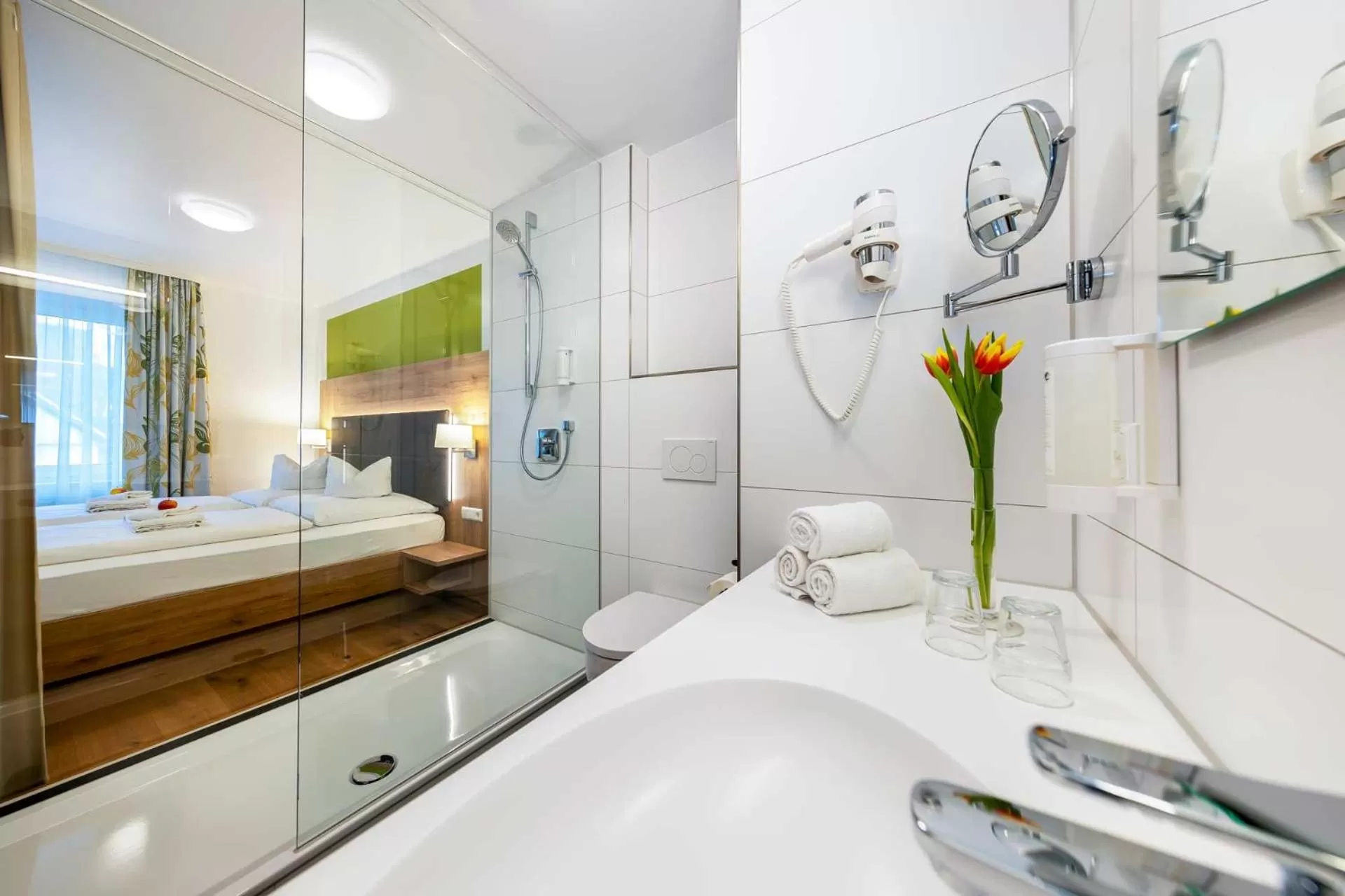 Shower, Bed in Gasthof - Hotel zum Ochsen GmbH