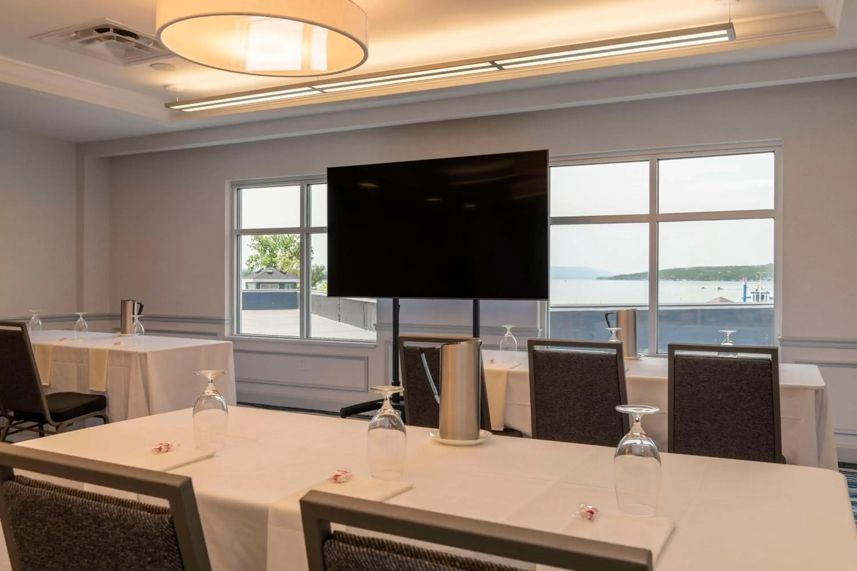 Meeting/conference room, TV/Entertainment Center in Hotel Canandaigua, Tapestry Collection By Hilton