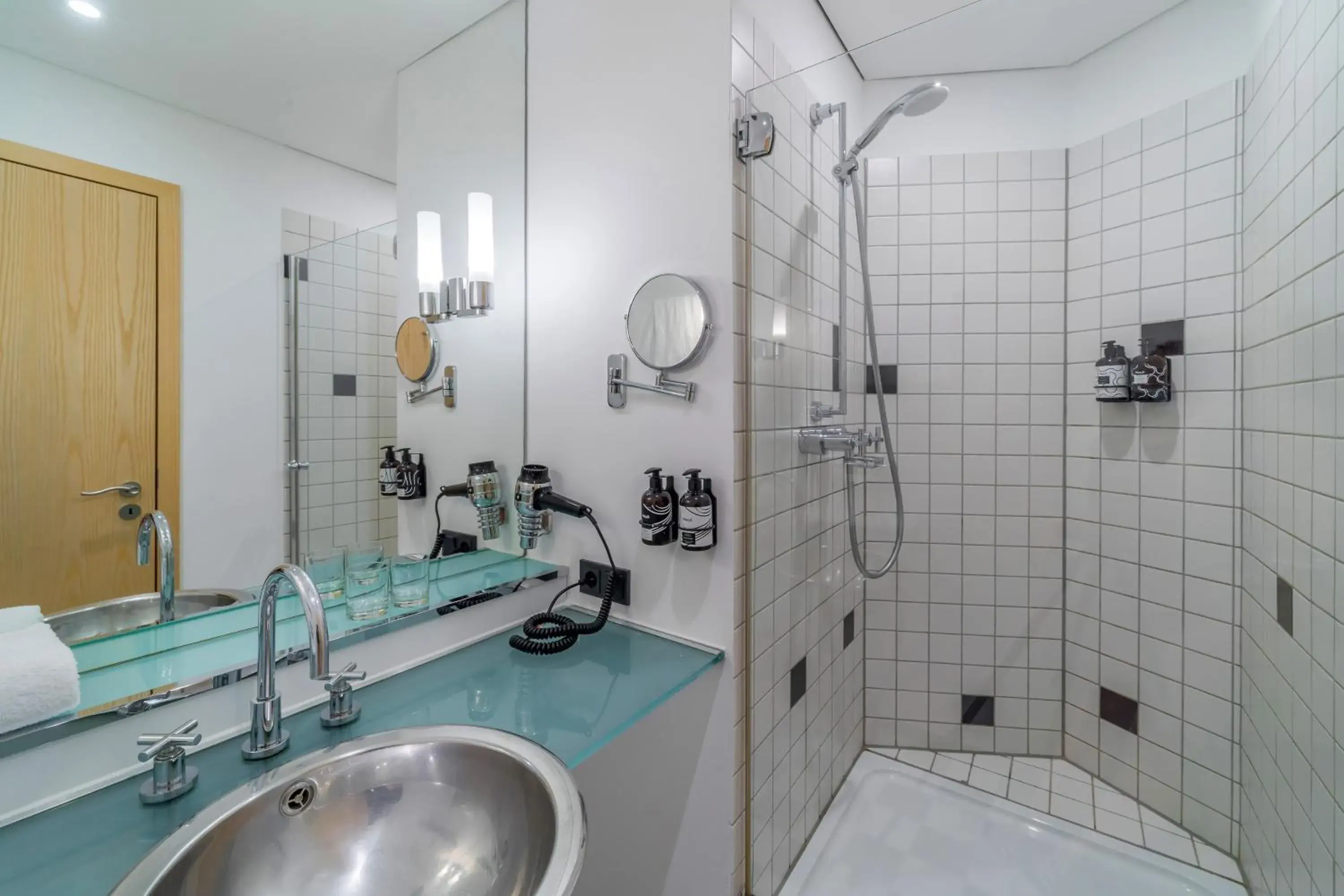 Shower, Bathroom in INNSiDE by Meliá Frankfurt Eurotheum