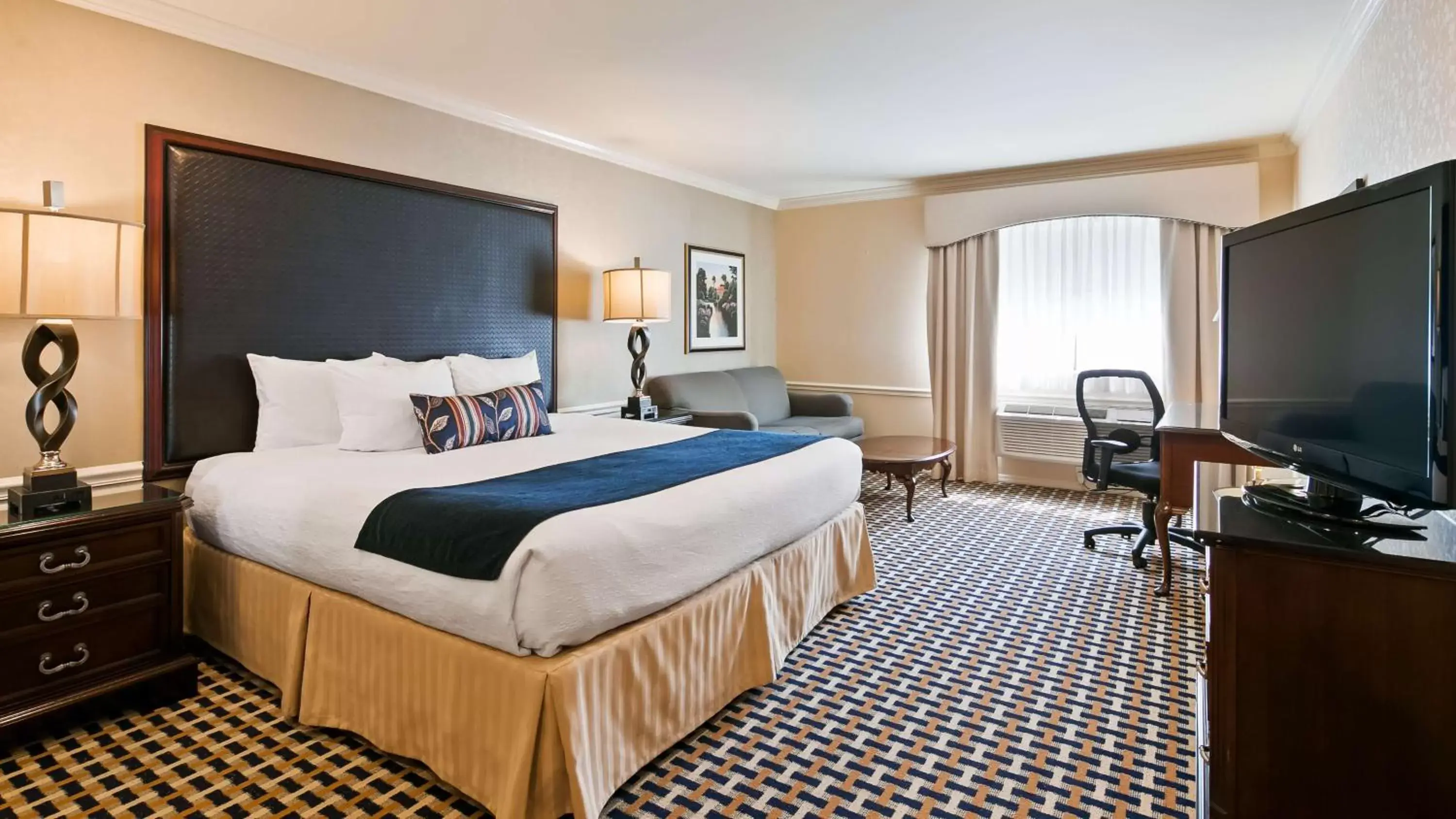 Photo of the whole room, Bed in Best Western Premier Plaza Hotel and Conference Center