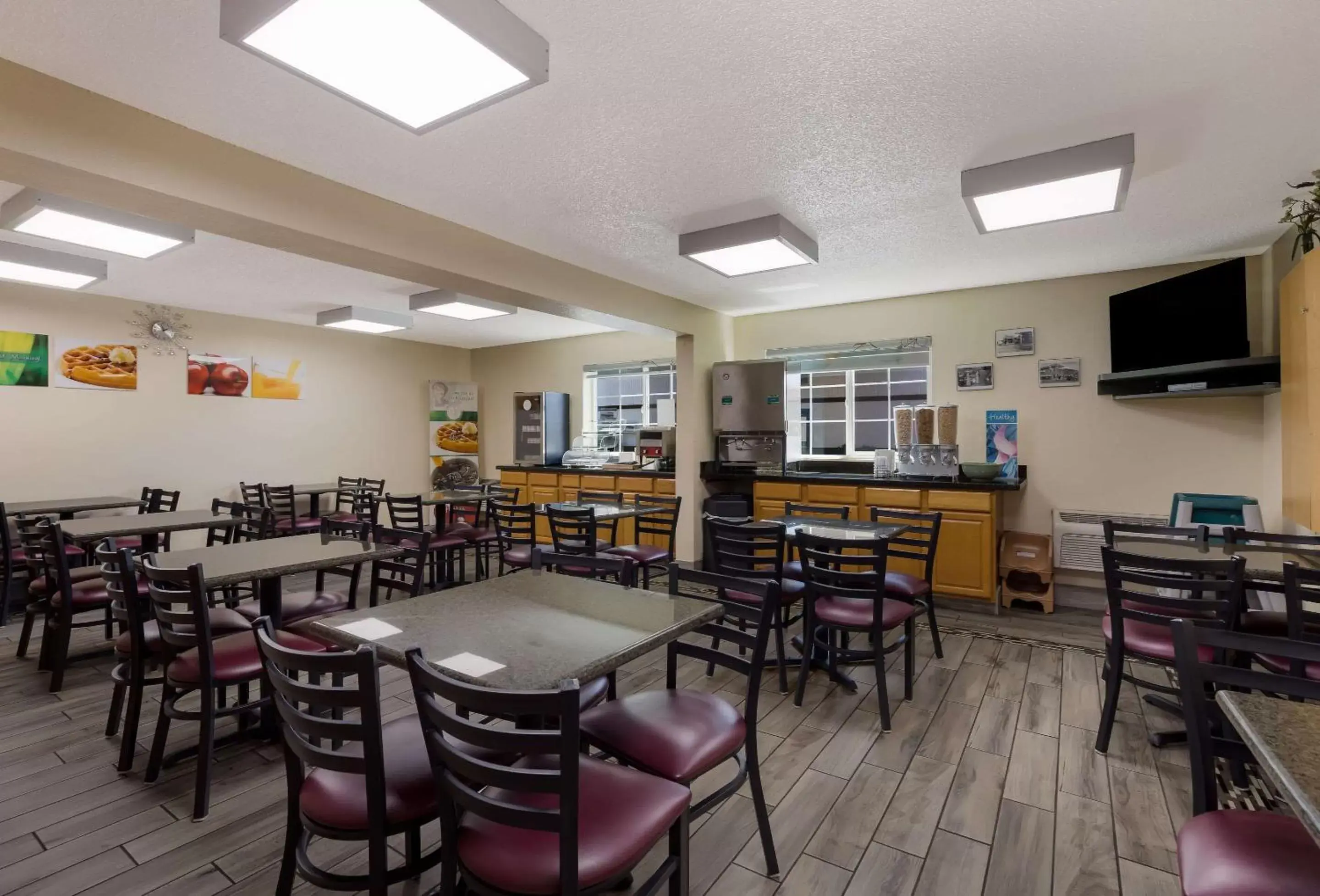 Breakfast, Restaurant/Places to Eat in Quality Inn & Suites Medford Airport