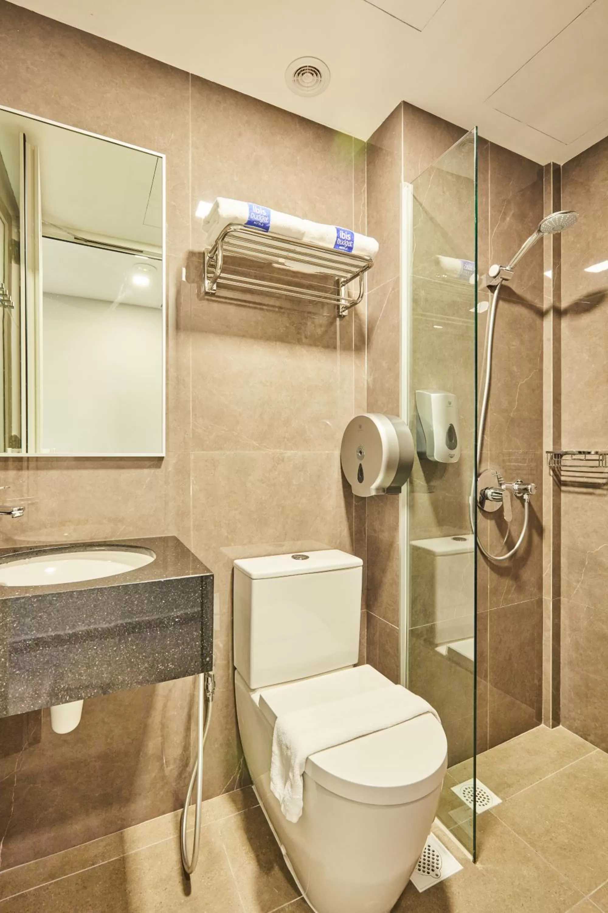 Bathroom in ibis budget Singapore Ametrine
