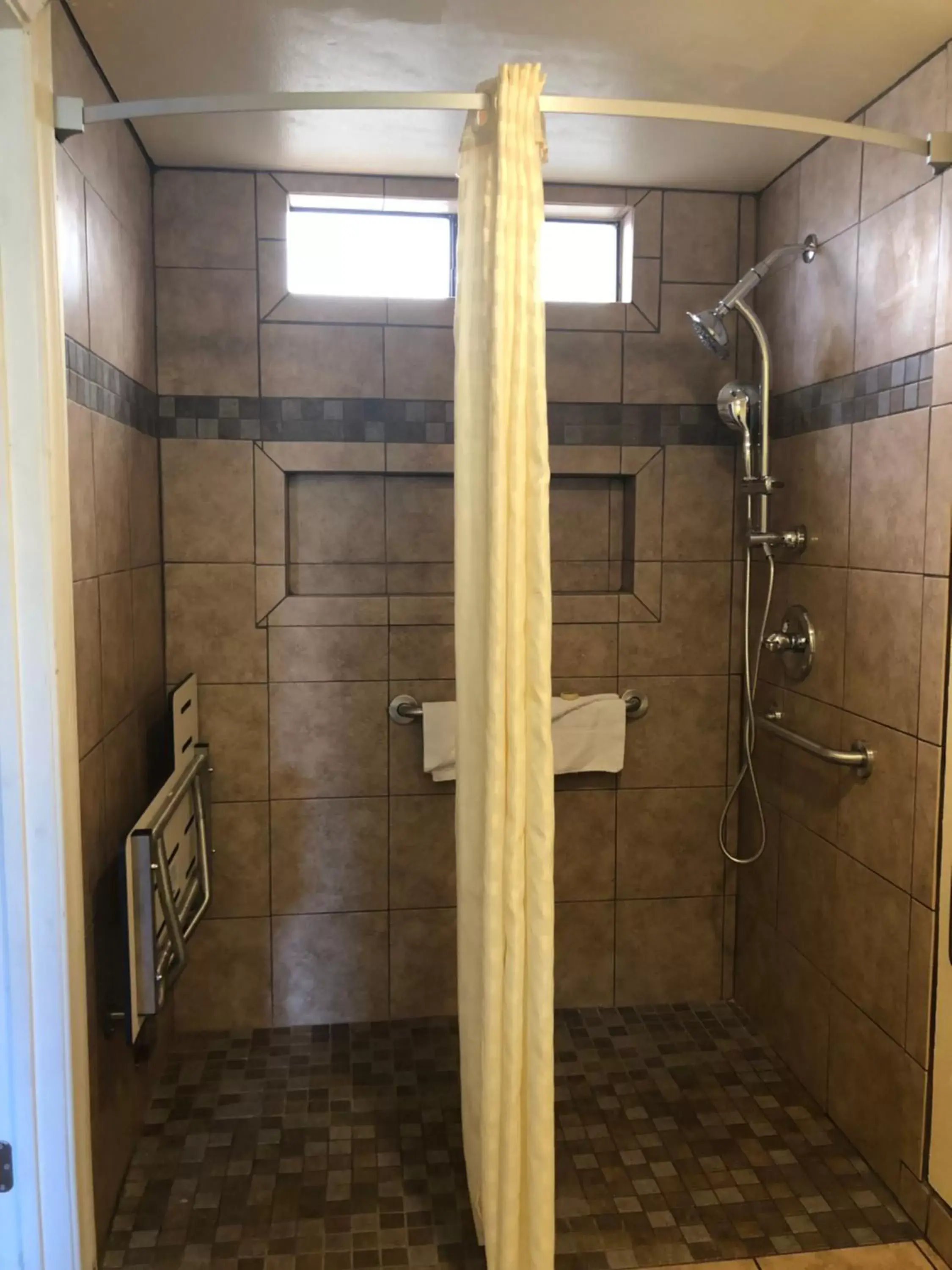 Shower, Bathroom in Beachwalker Inn Cayucos