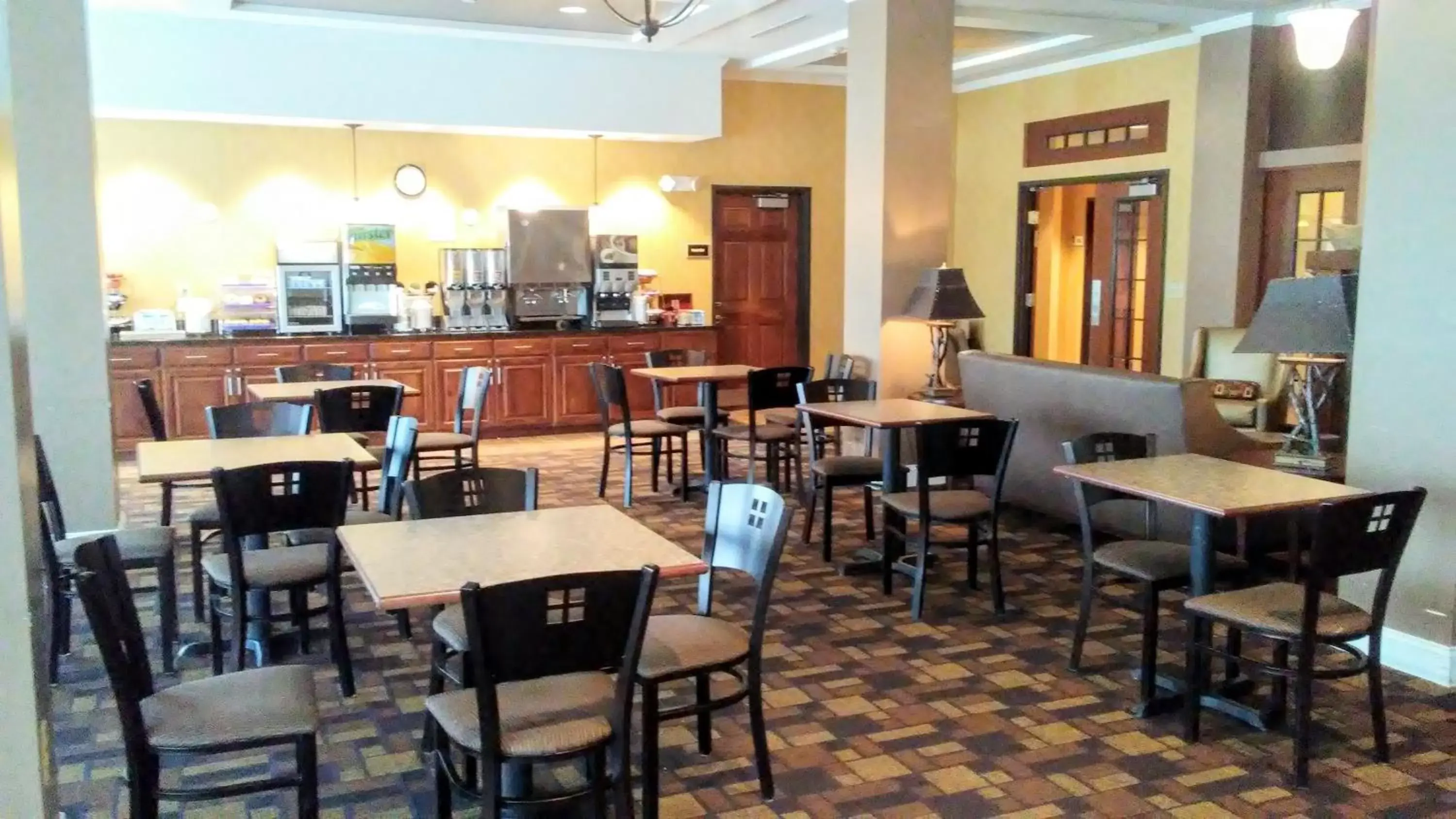 Buffet breakfast, Restaurant/Places to Eat in Astoria Hotel & Suites - Glendive