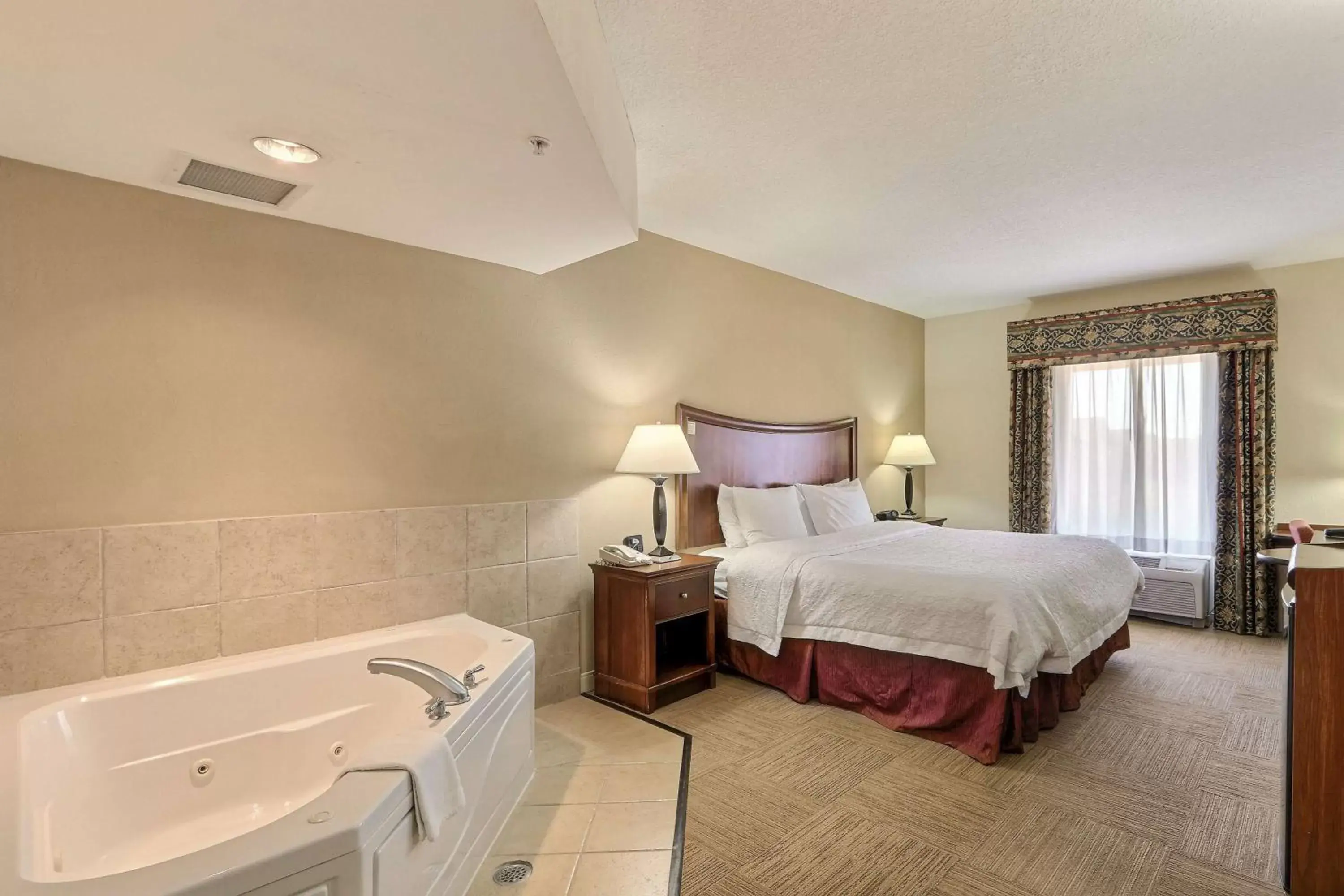 Bed in Hampton Inn & Suites Savannah - I-95 South - Gateway