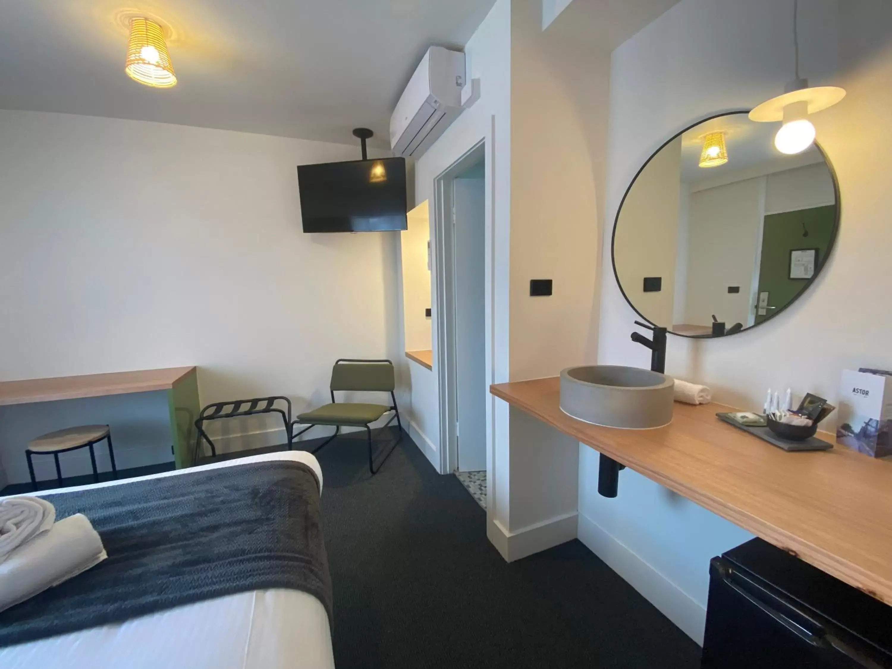 Premium Queen Room in The Astor Hotel Motel Premium Queen Room in The Astor Hotel Motel