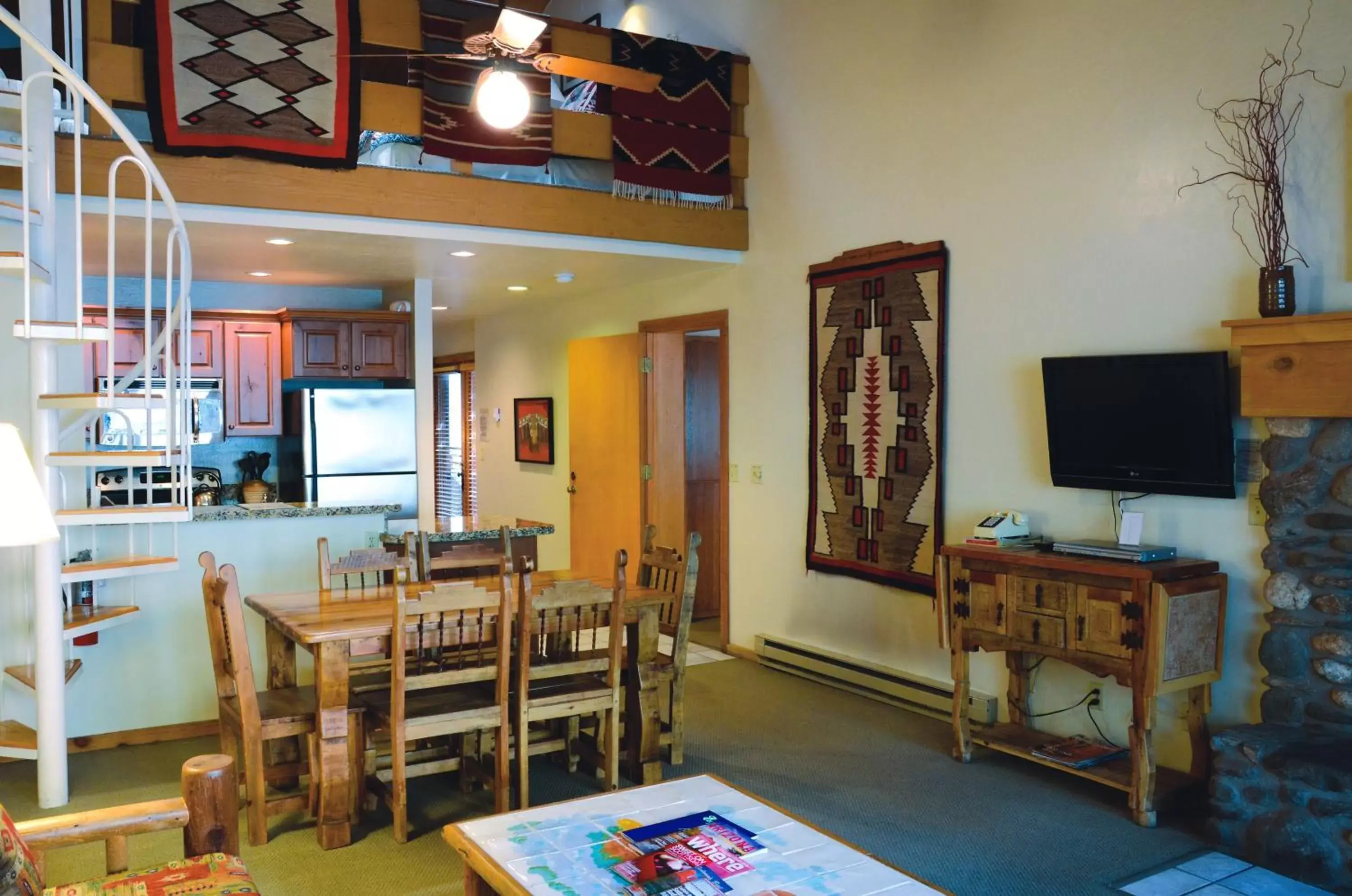 Kitchen or kitchenette, TV/Entertainment Center in Junipine Resort