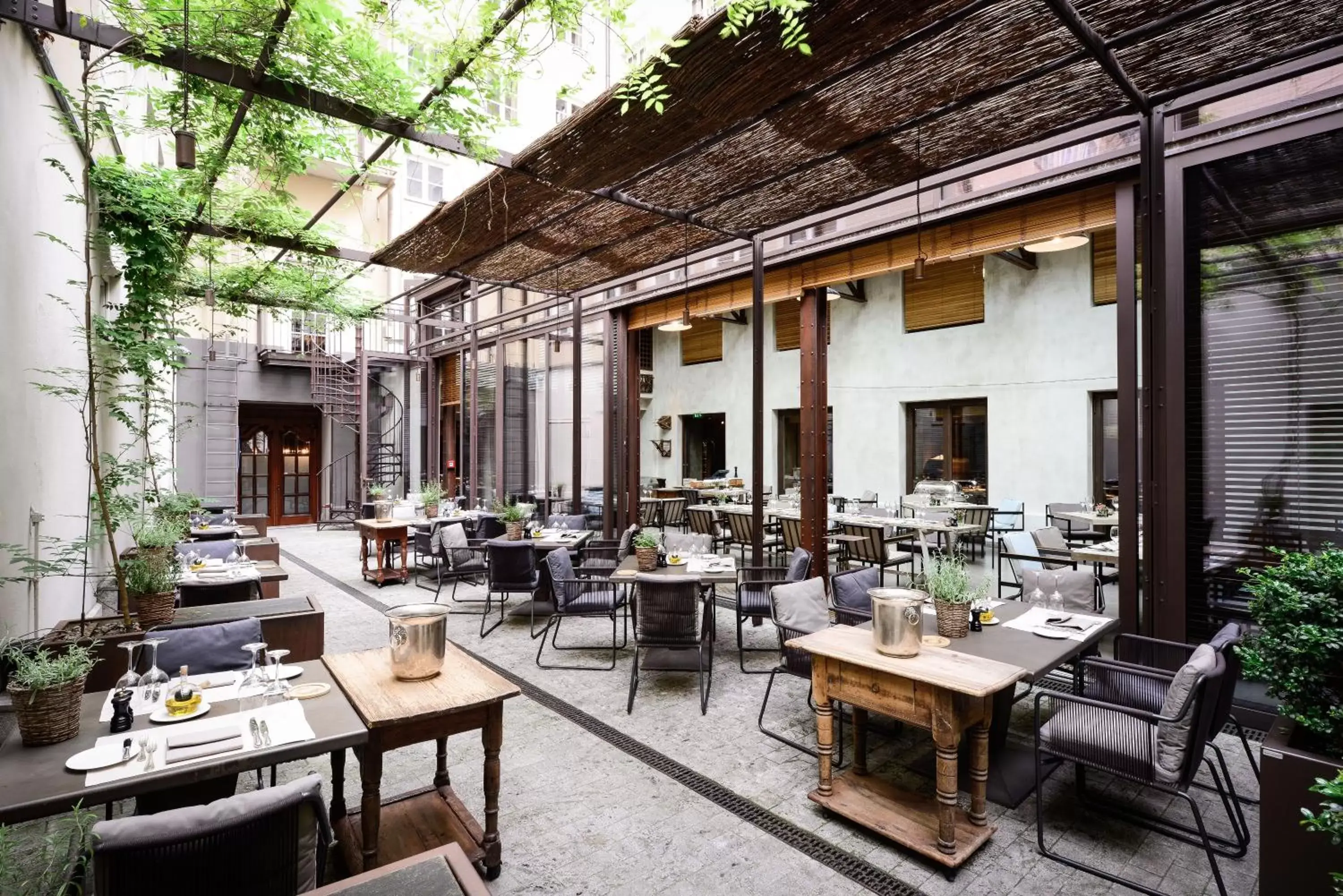 Patio, Restaurant/Places to Eat in Hotel Bayerischer Hof