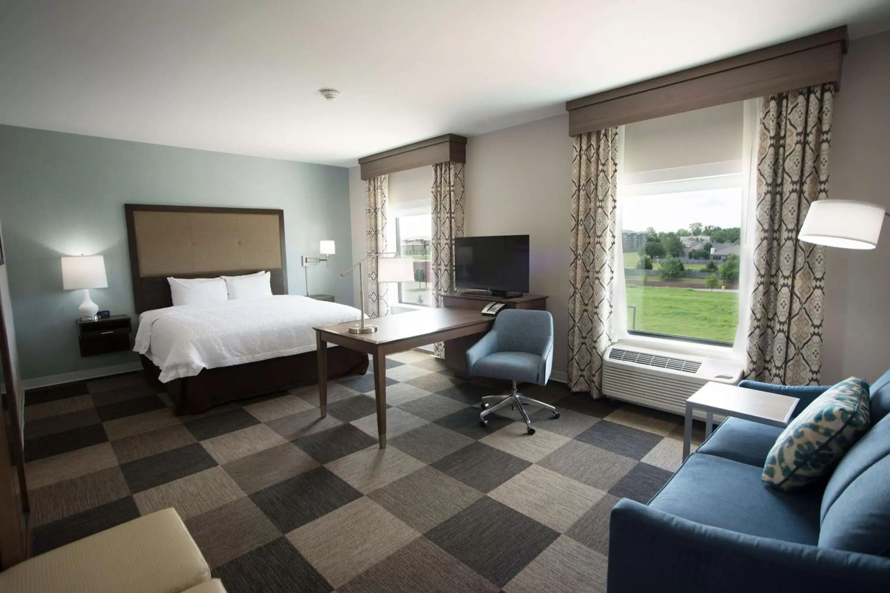 Bed in Hampton Inn & Suites Stillwater West
