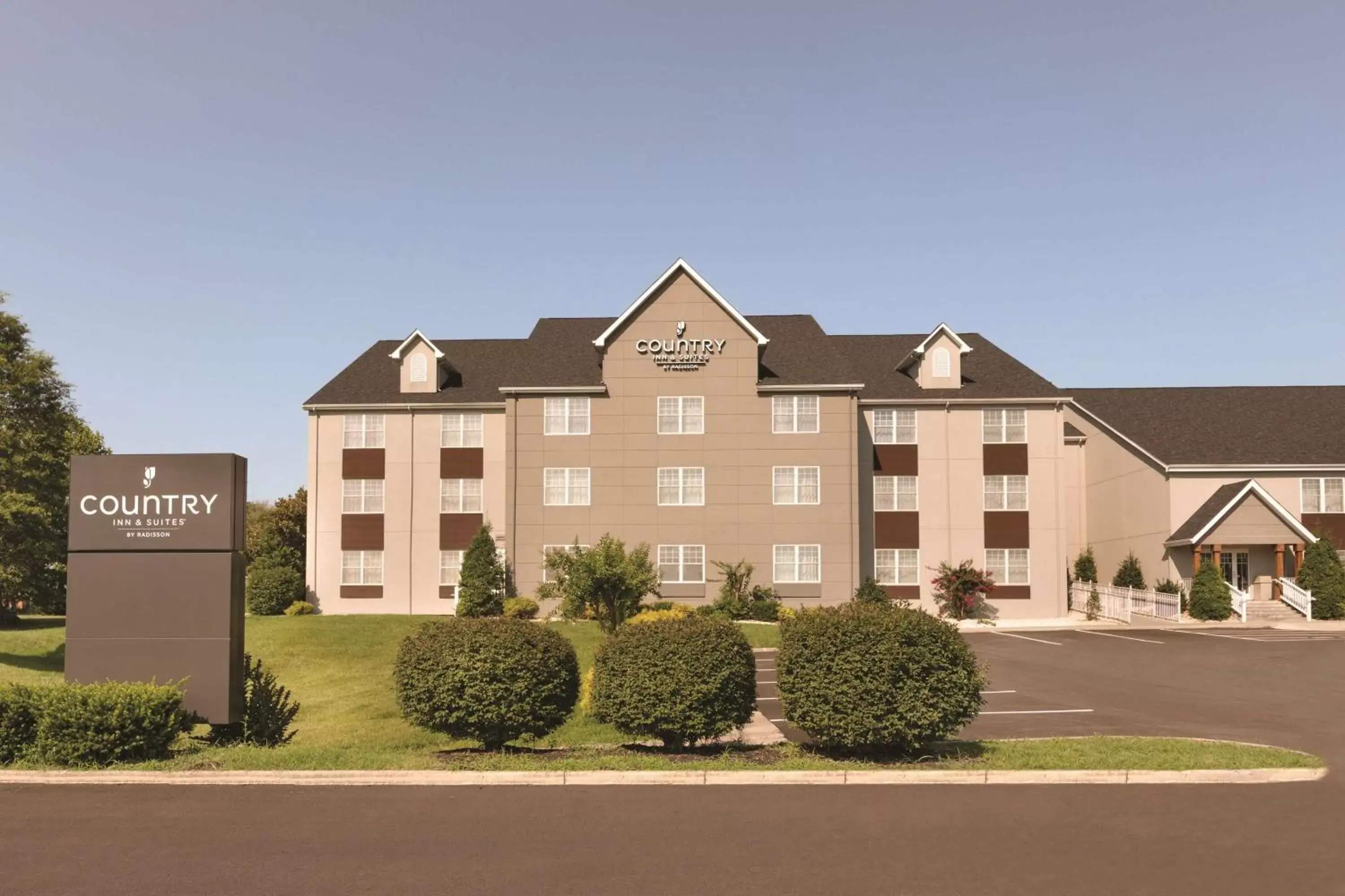 Property Building in Country Inn & Suites by Radisson, Roanoke, VA