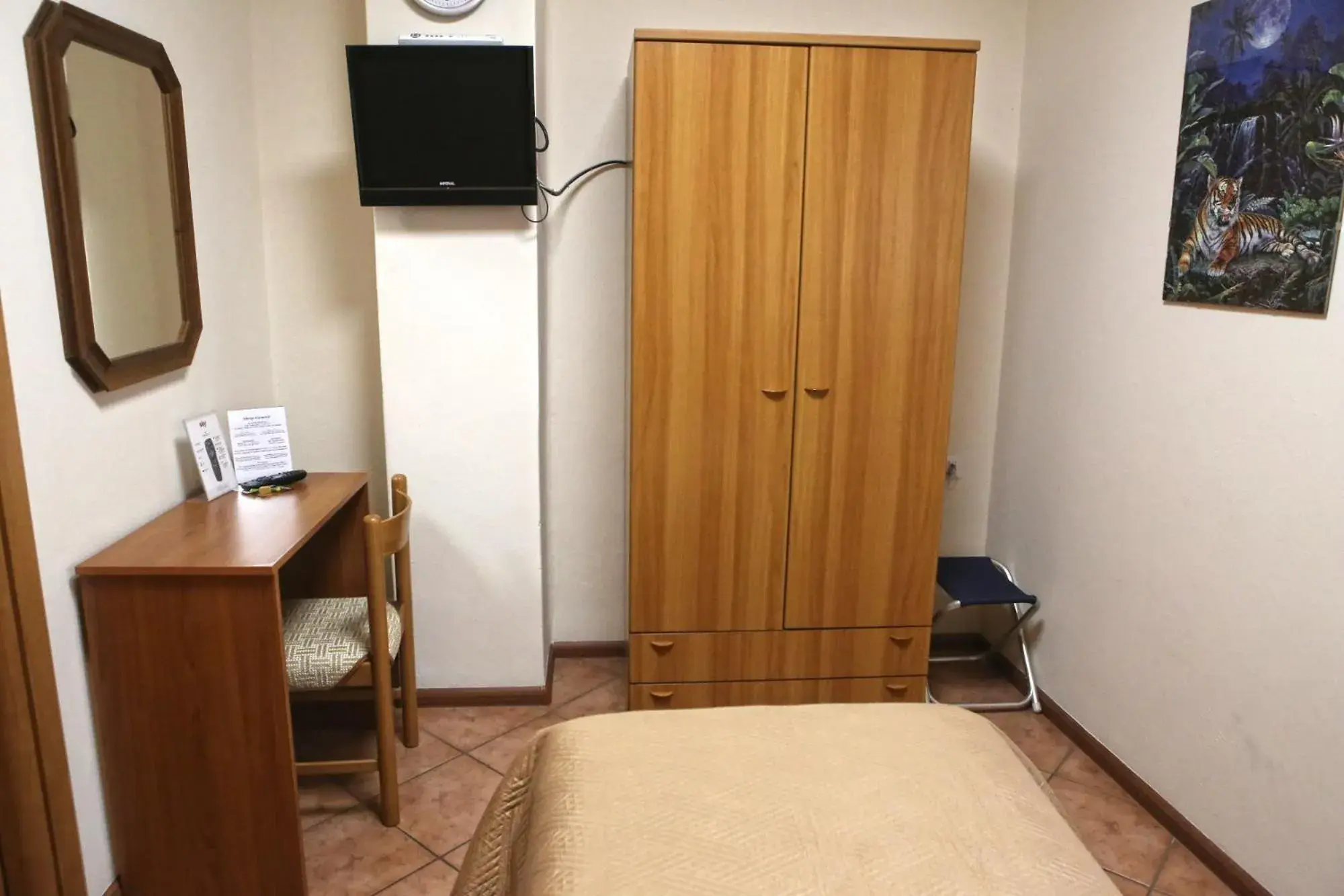 Bed, TV/Entertainment Center in Albergo Gusmeroli