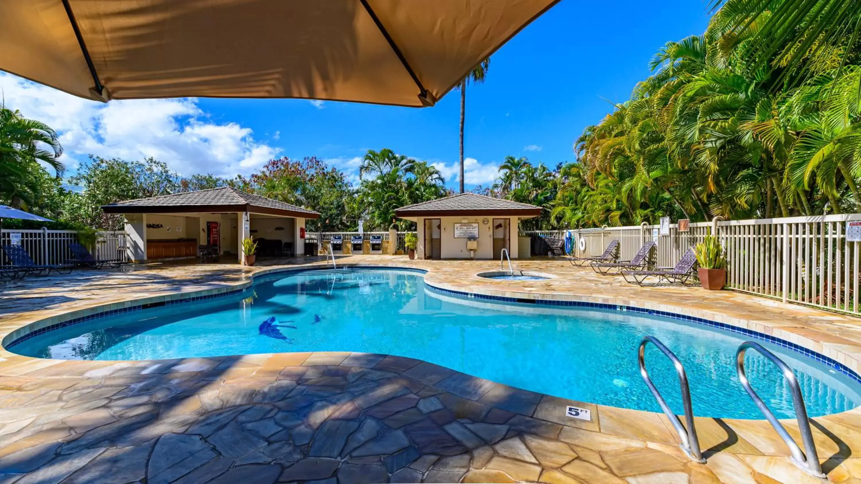 Swimming Pool in Castle Maui Banyan