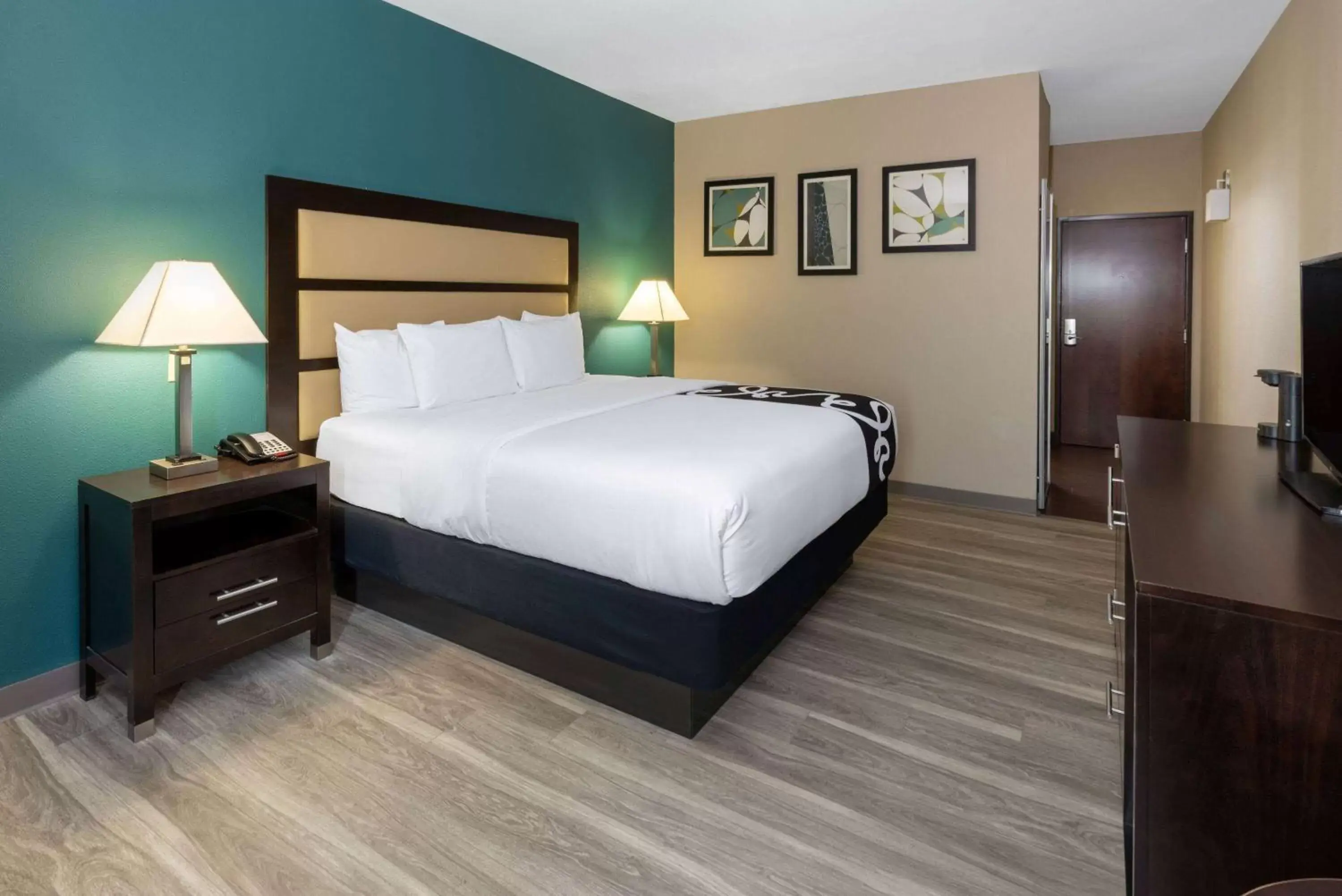 Photo of the whole room, Bed in La Quinta Inn & Suites by Wyndham Durant