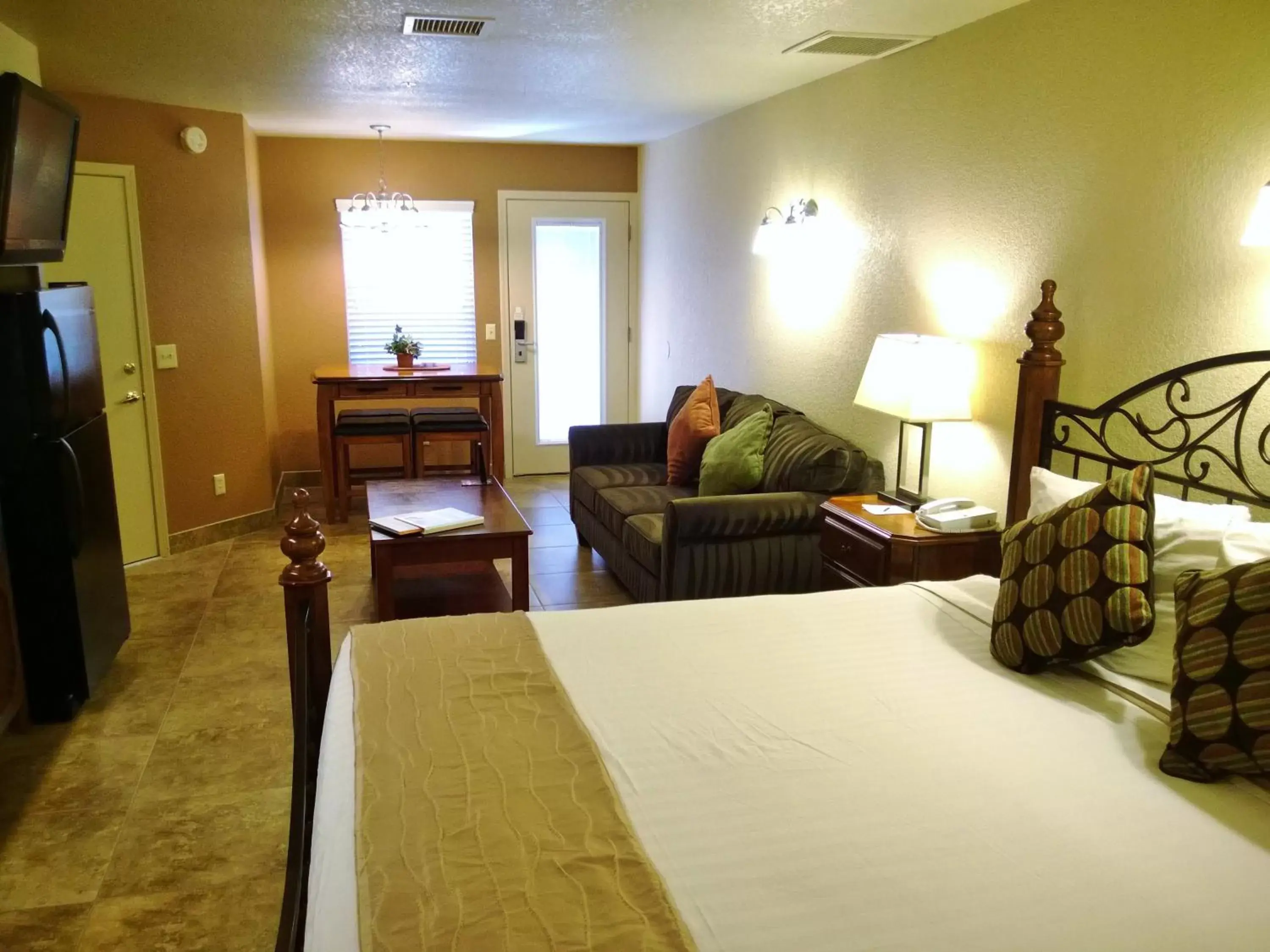 Bed, Seating Area in Sedona Springs Resort, a VRI resort