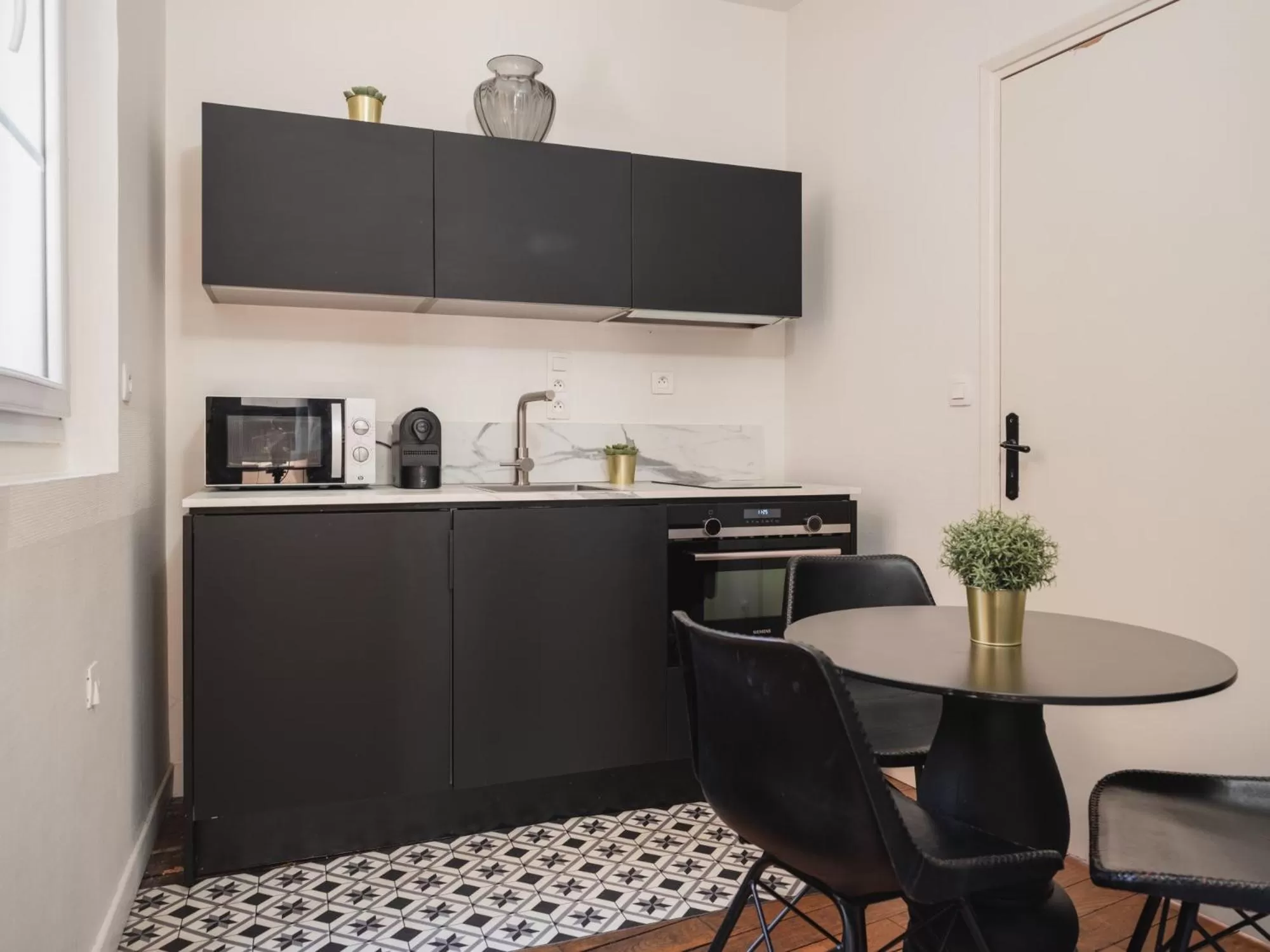 Kitchen or kitchenette in Hôtel Lanjuinais