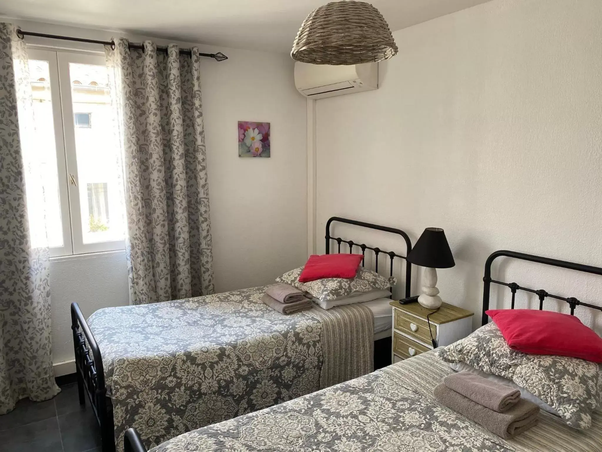 Twin Room in Hôtel Restaurant Le Provençal Twin Room in Hôtel Restaurant Le Provençal