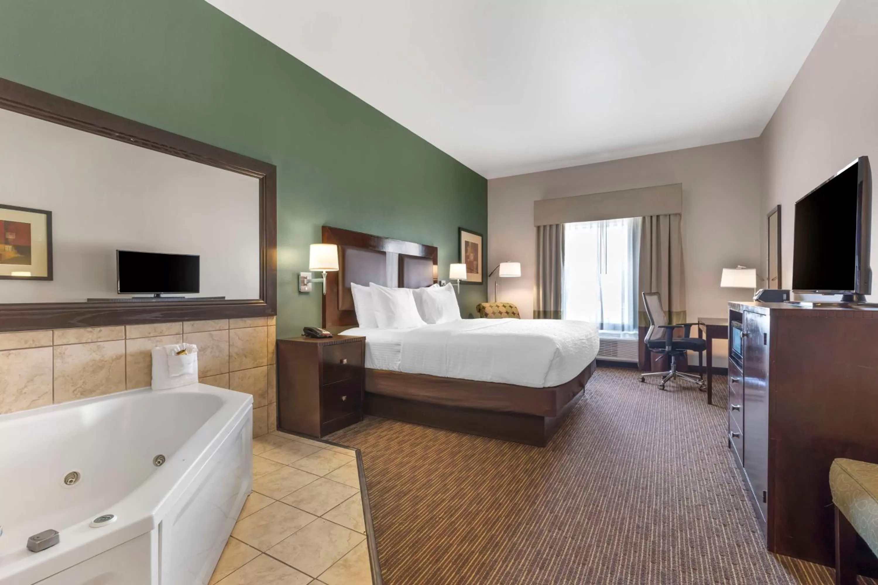 King Room with Spa Bath - Communication Assistance/Non-Smoking in Best Western Plus Duncanville Dallas