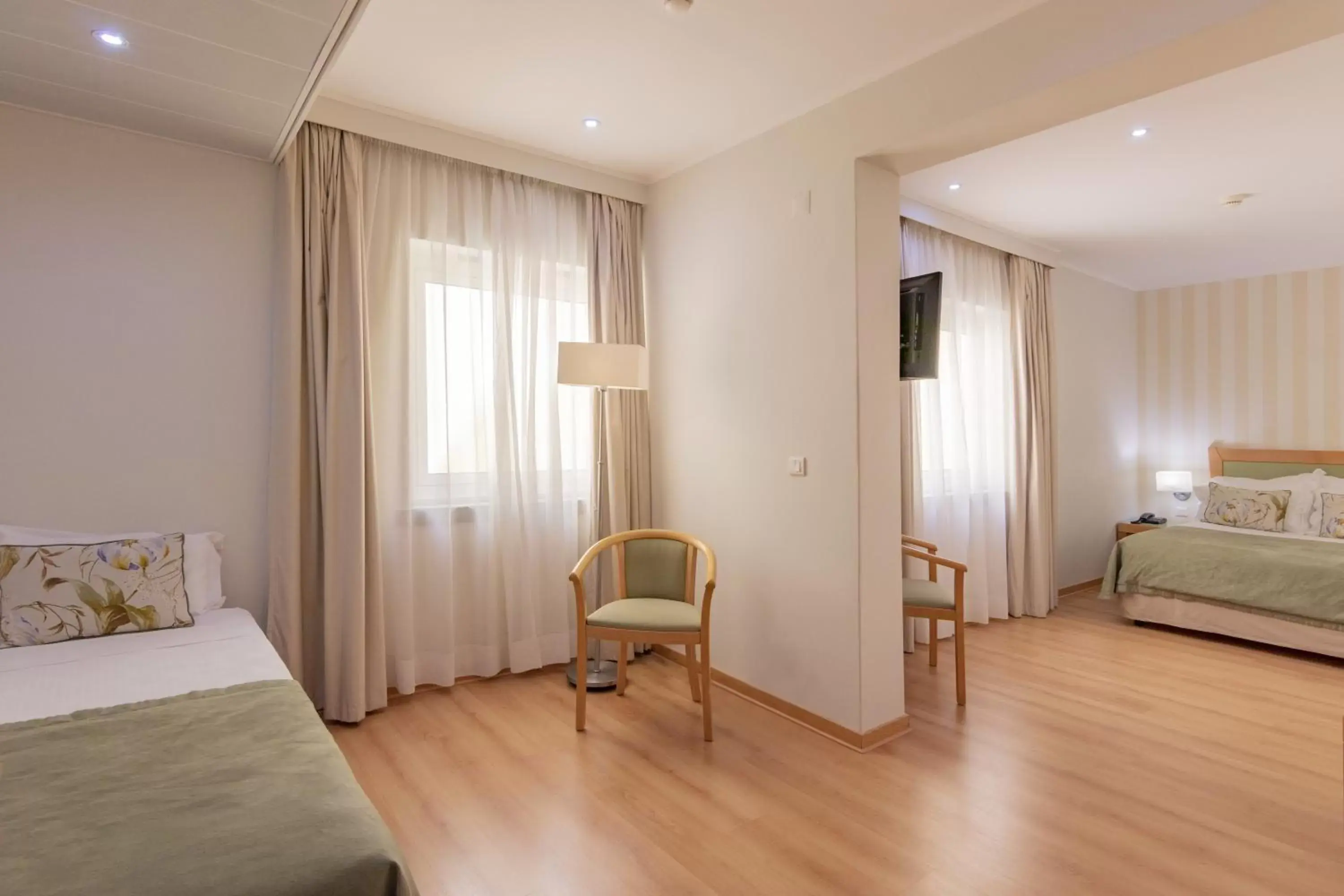 Bed, Seating Area in Luna Esperanca Centro Hotel