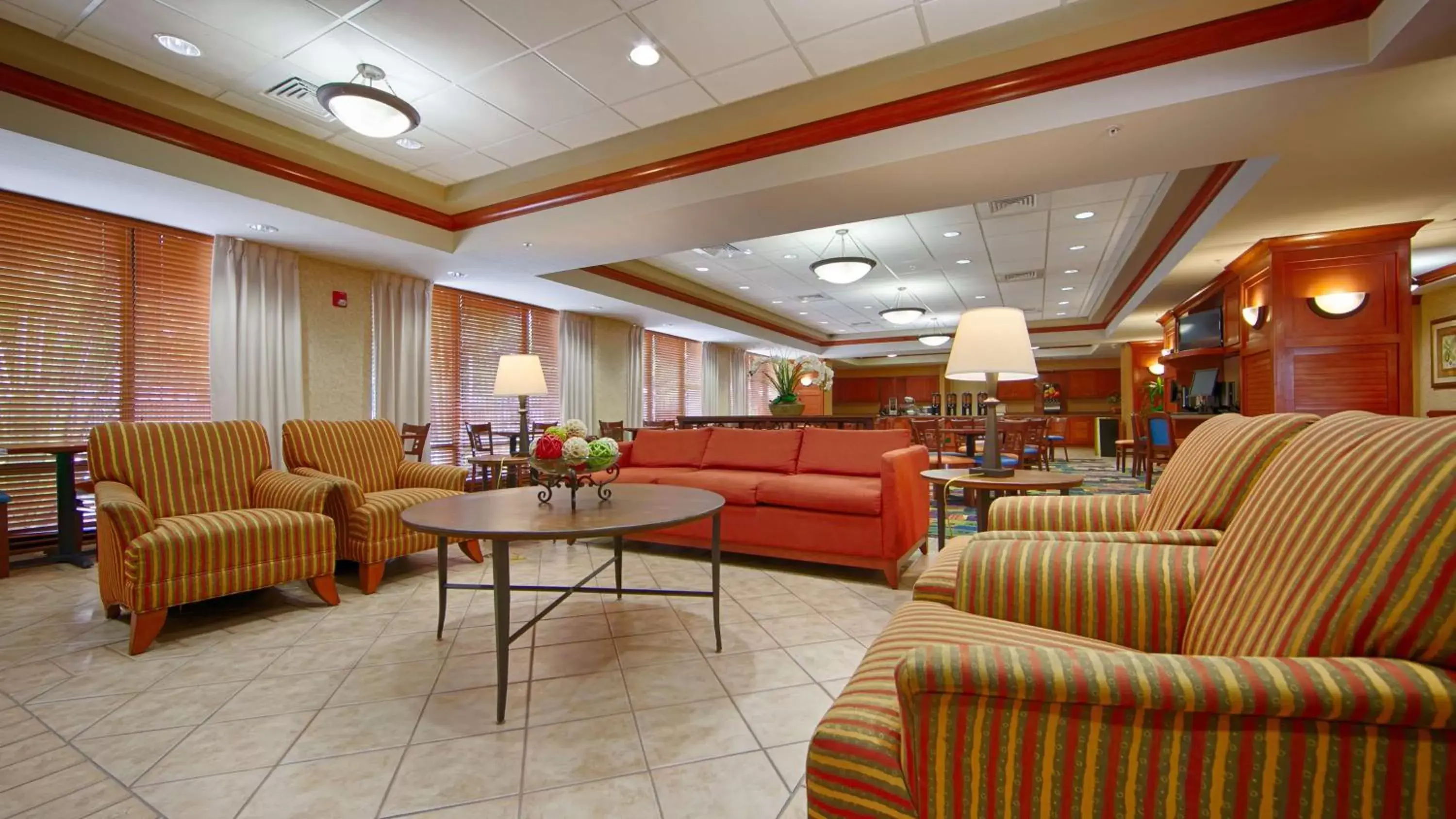 Lobby or reception, Lounge/Bar in Best Western Plus Kendall Hotel & Suites