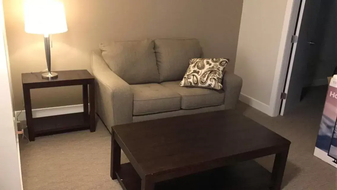 Living room, Seating Area in Northwood Plaza Hotel