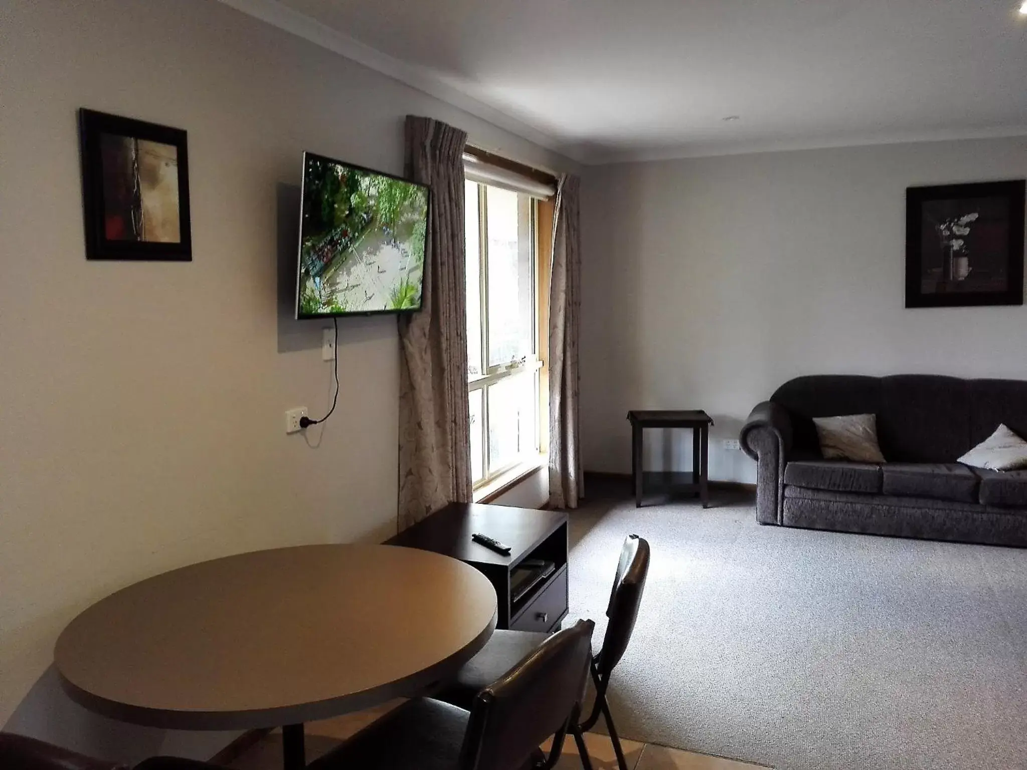 TV and multimedia, Dining Area in Ballarat Eureka Lodge Motel