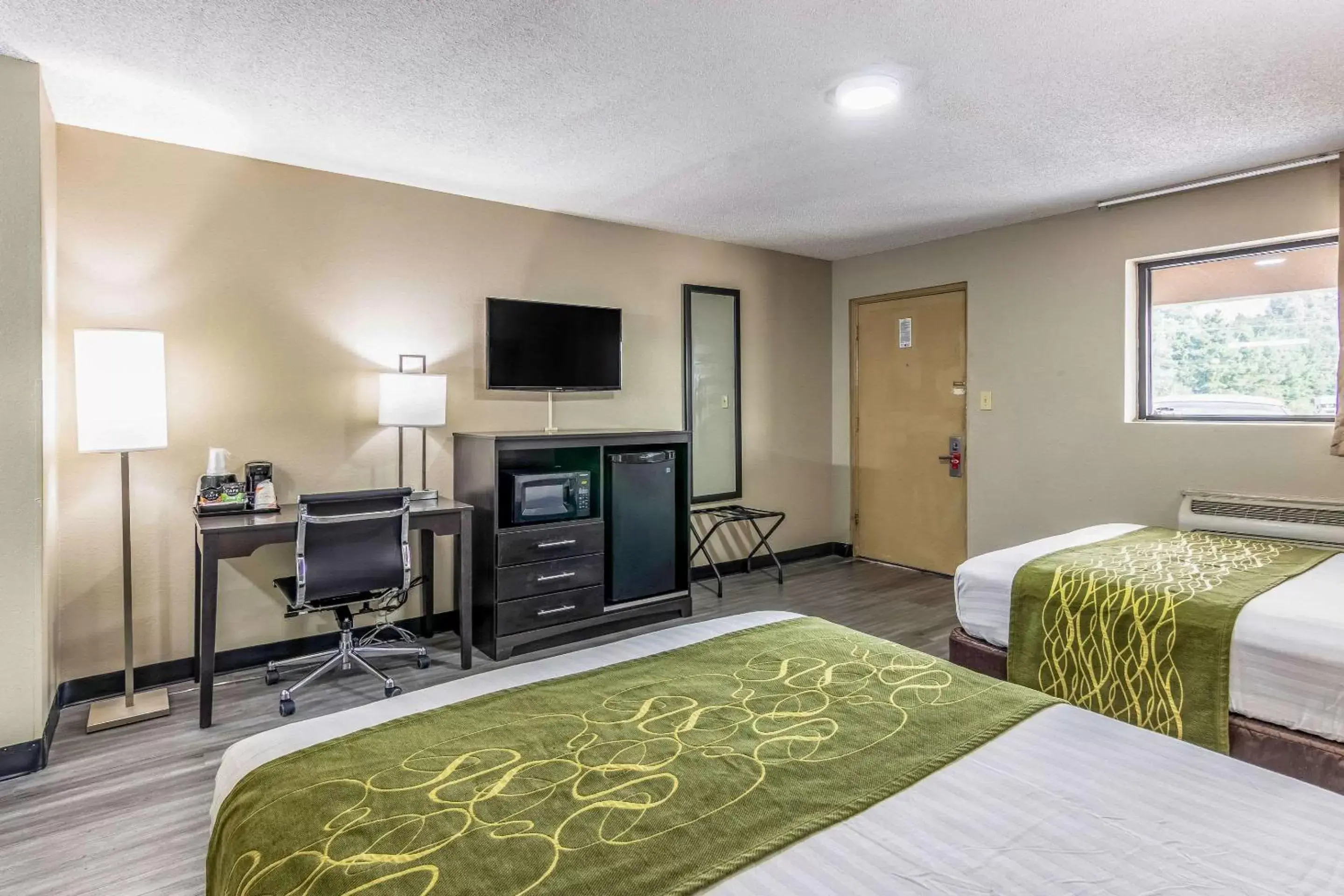 Photo of the whole room, TV/Entertainment Center in Econo Lodge Opelika