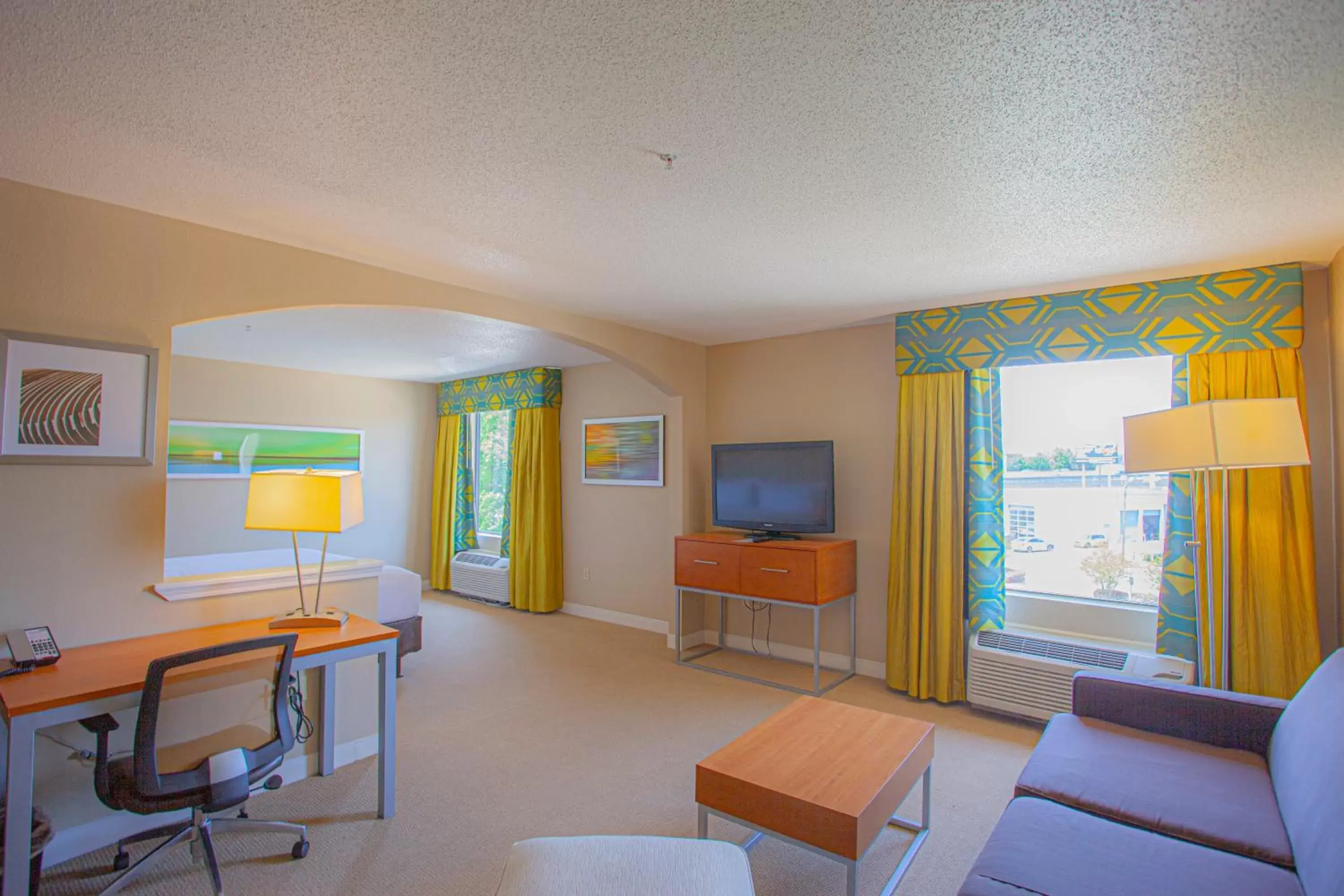 Photo of the whole room in Holiday Inn & Suites Spring - The Woodlands
