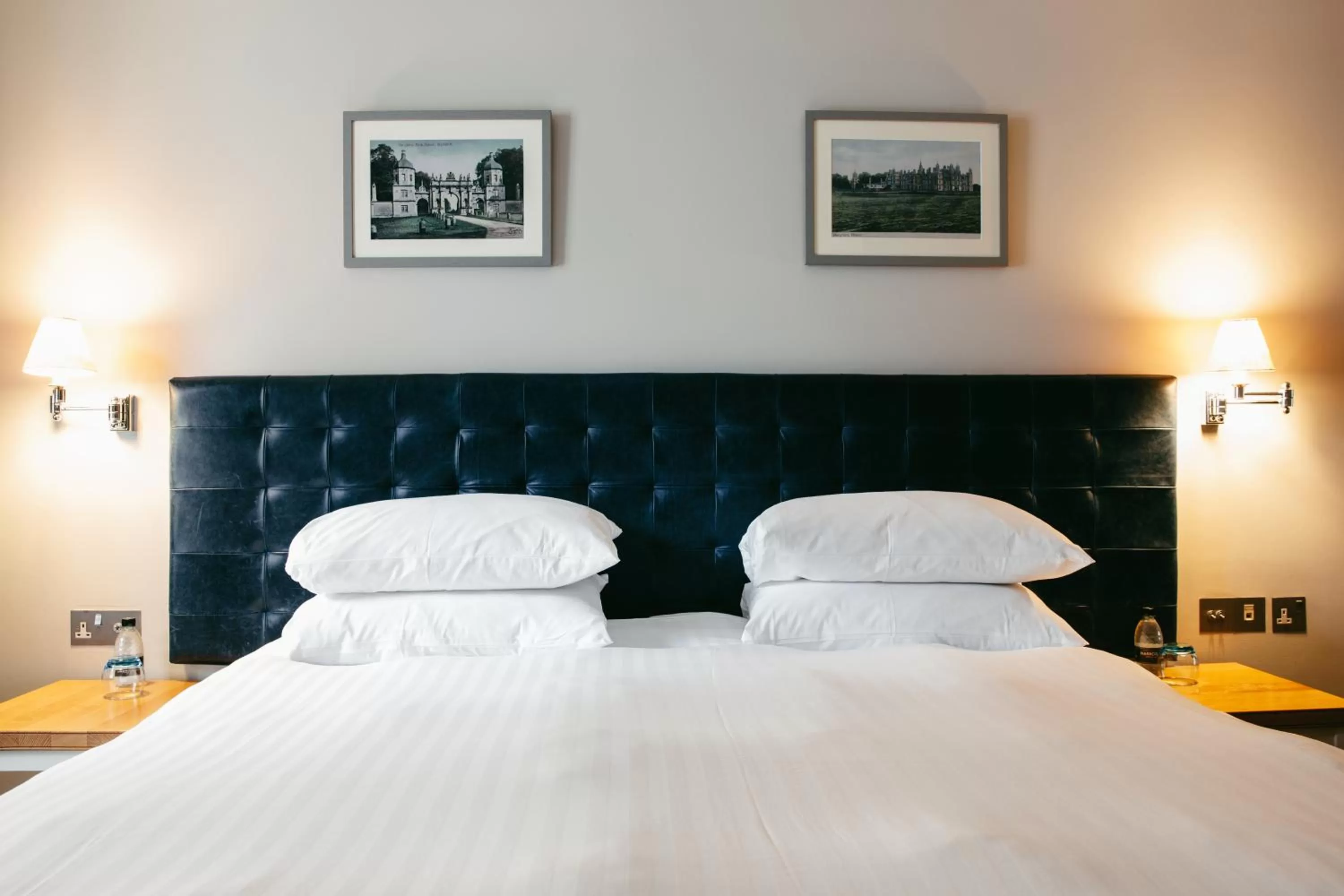 Bedroom, Bed in Crown Hotel