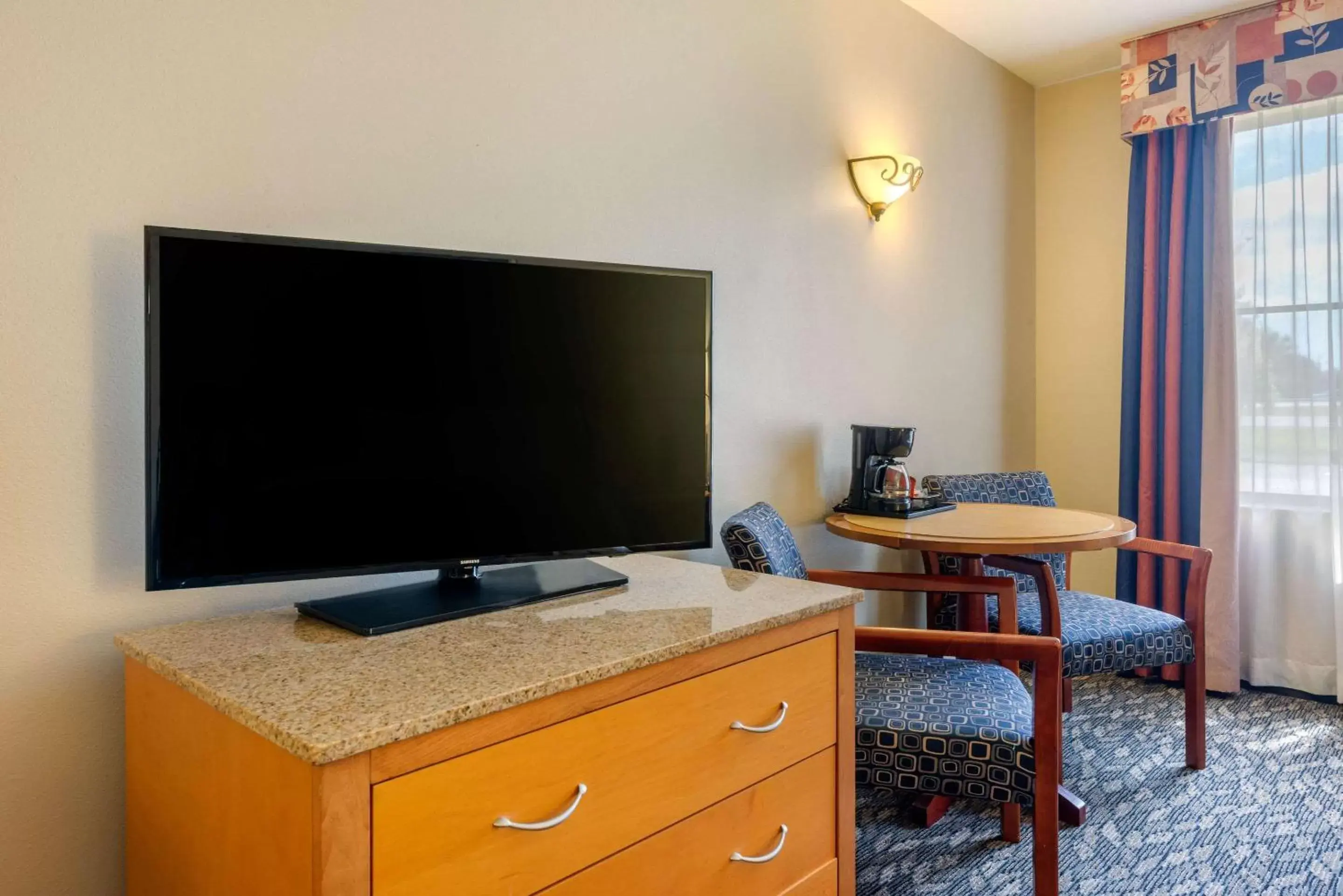 TV and multimedia, TV/Entertainment Center in Clarion Inn Ormond Beach at Destination Daytona