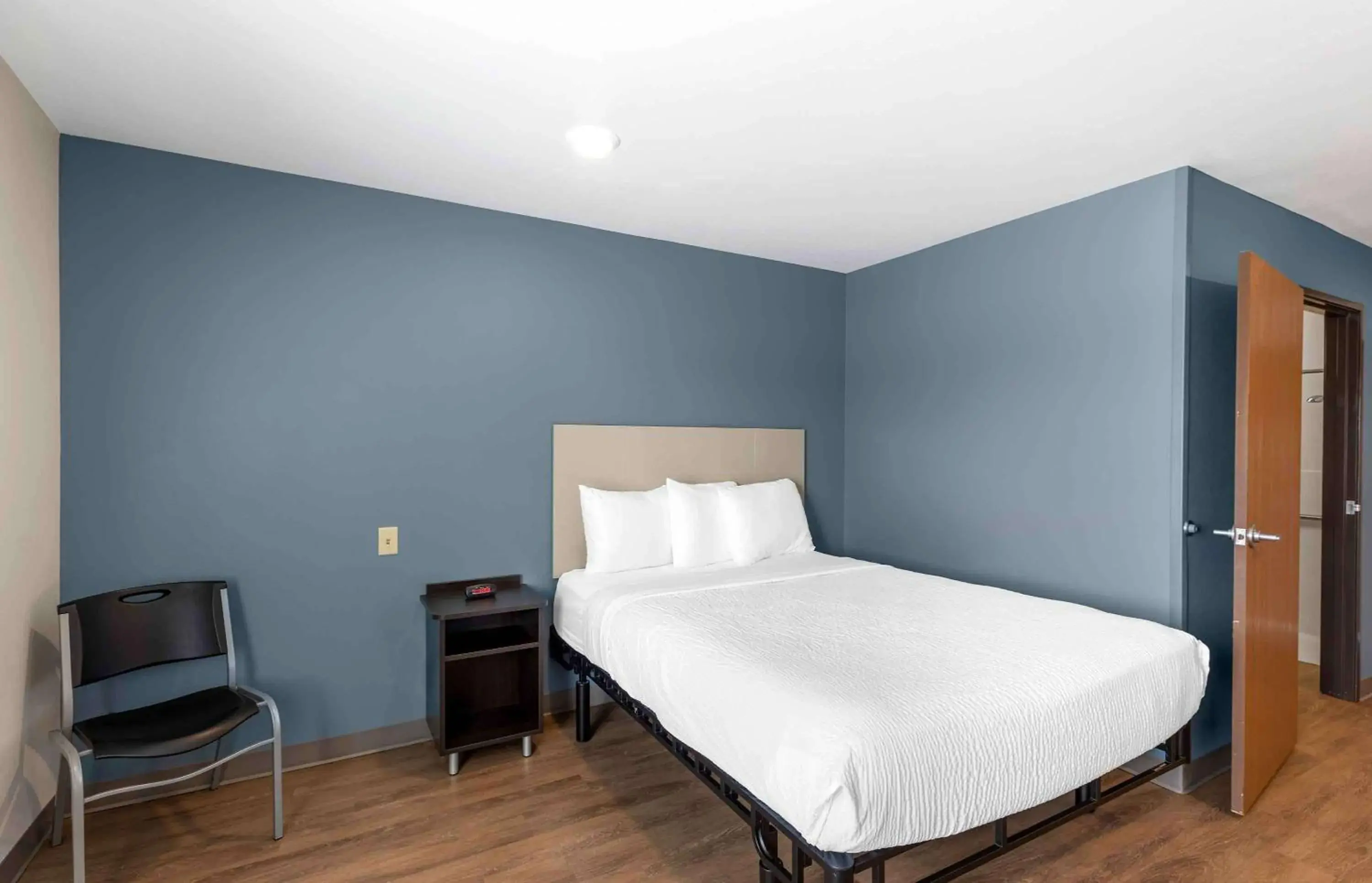 Bedroom, Bed in Extended Stay America Select Suites - Firestone