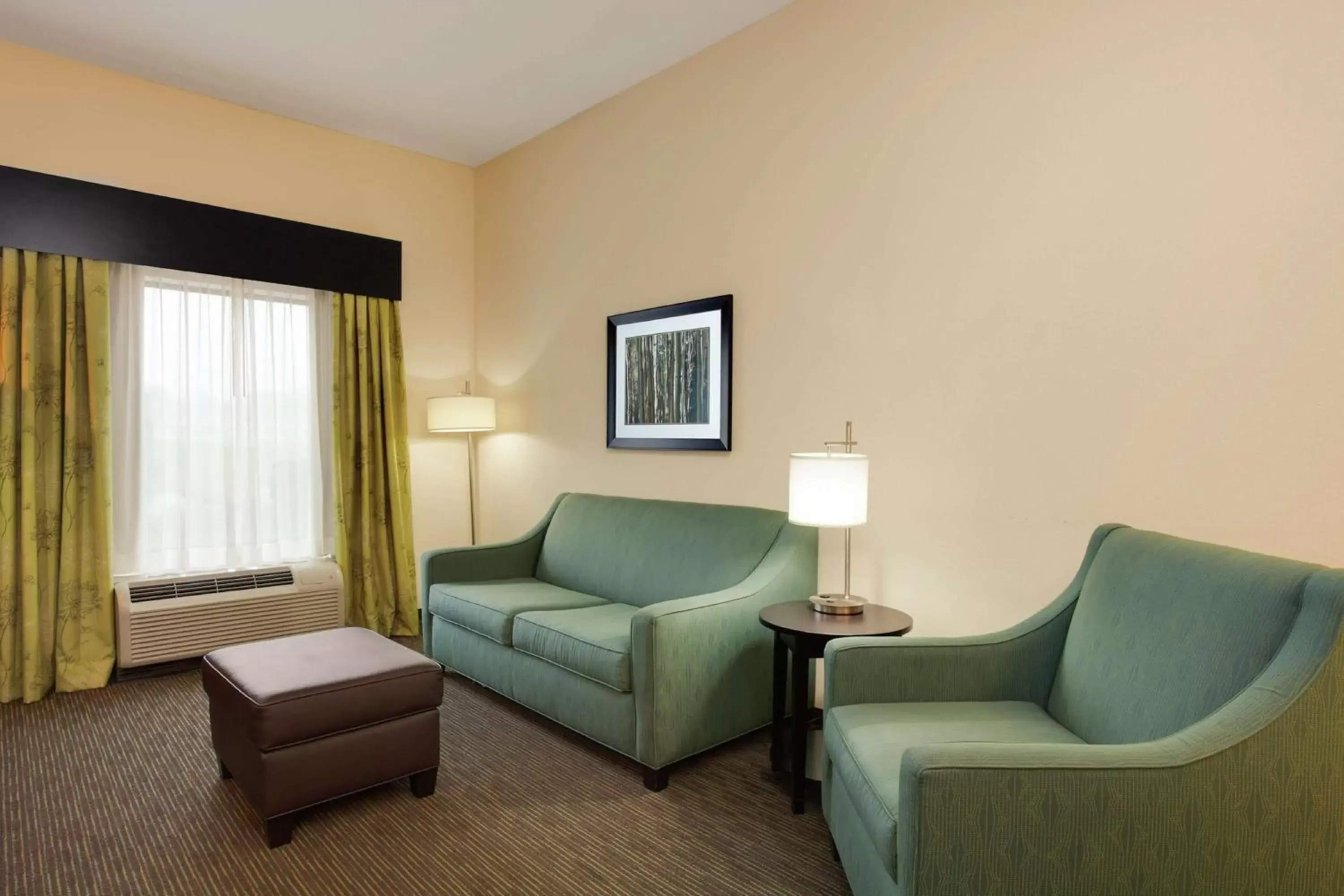 Living room, Seating Area in Hampton Inn Ozark