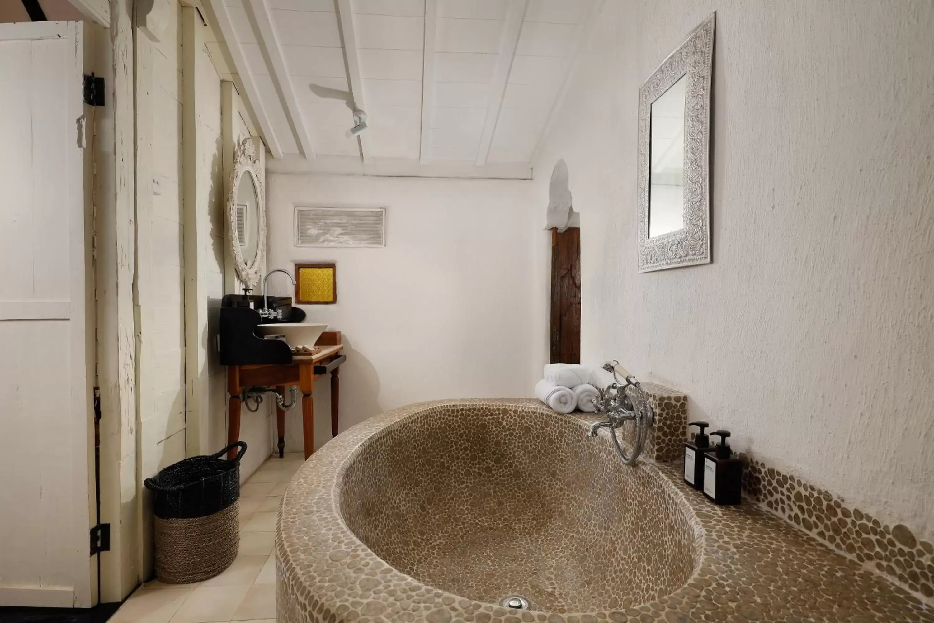 Toilet, Bathroom in Puri Tempo Doeloe Boutique Hotel