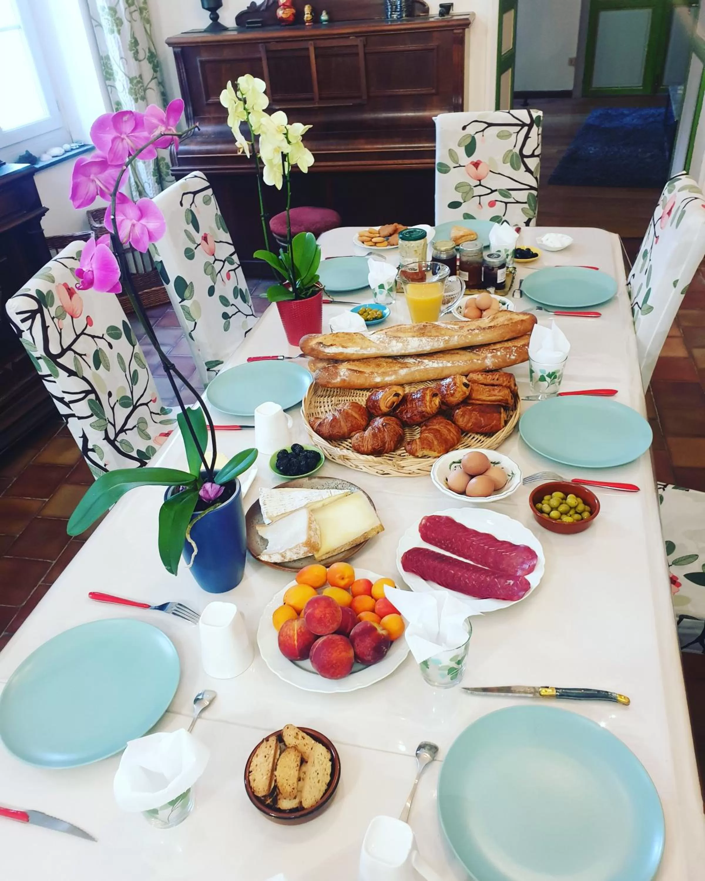 Breakfast in Les 2 Drôles d'Oiseaux