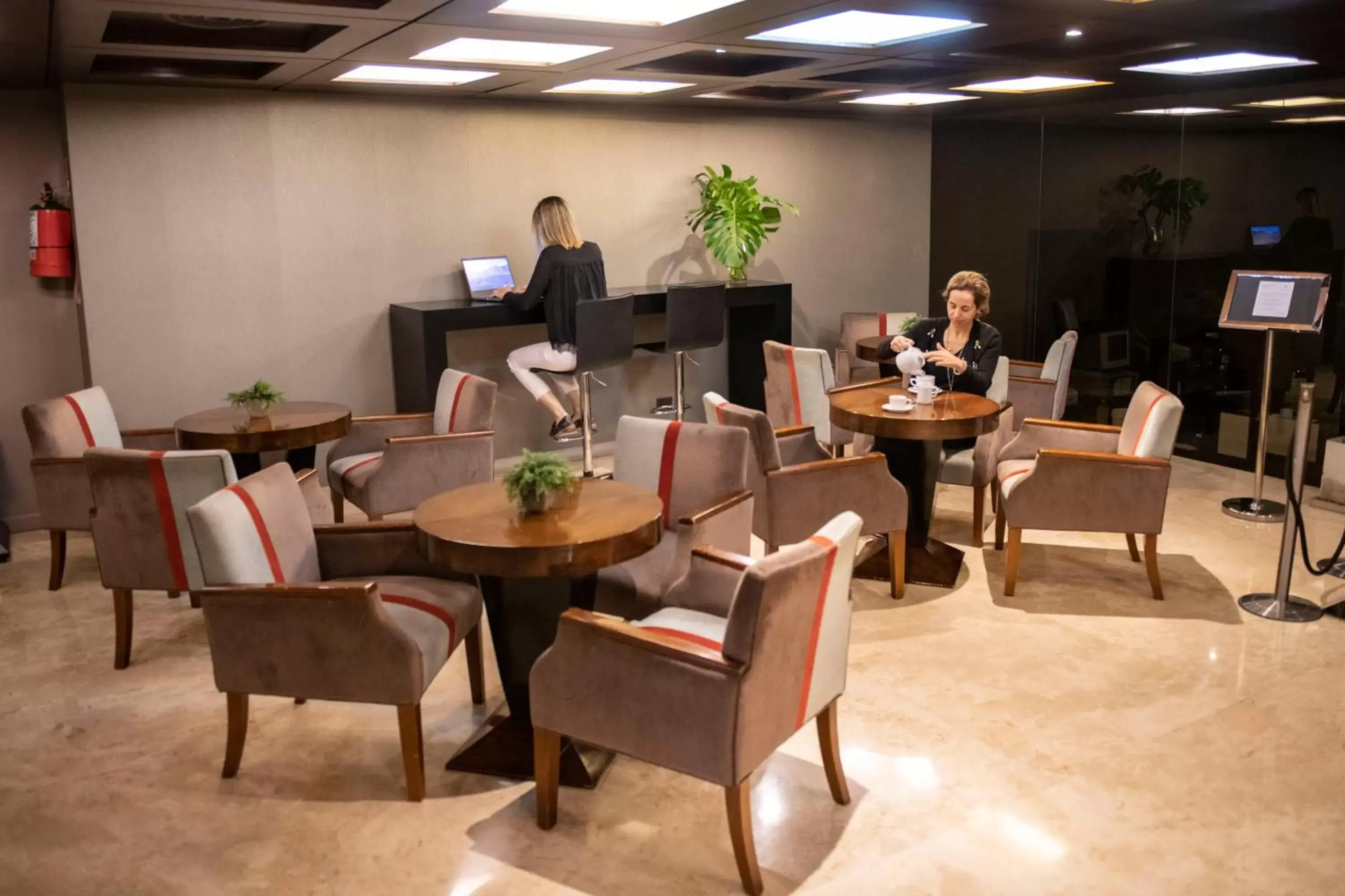 Lounge or bar, Restaurant/Places to Eat in Grand King Hotel