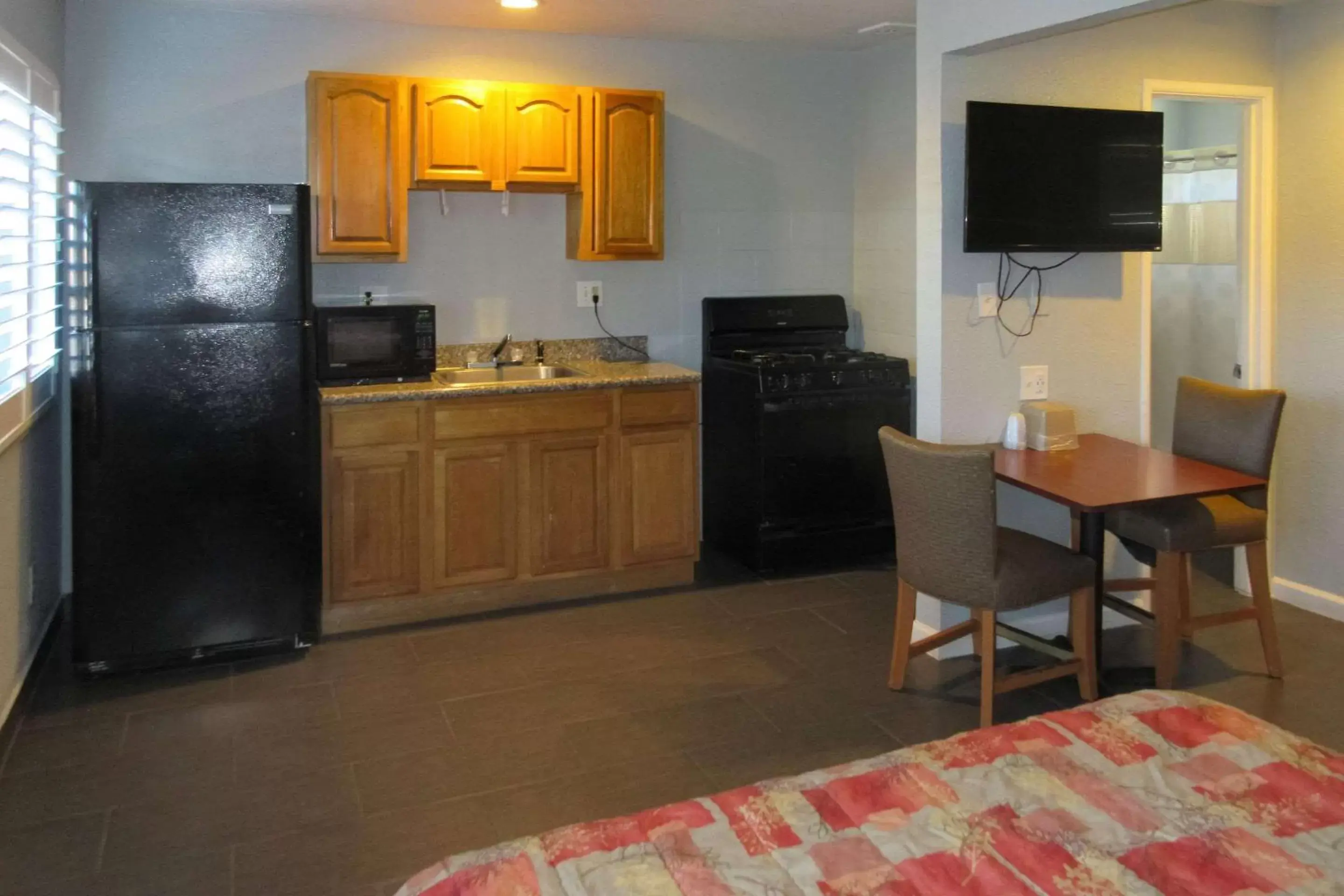 Photo of the whole room, Kitchen/Kitchenette in Rodeway Inn San Pablo