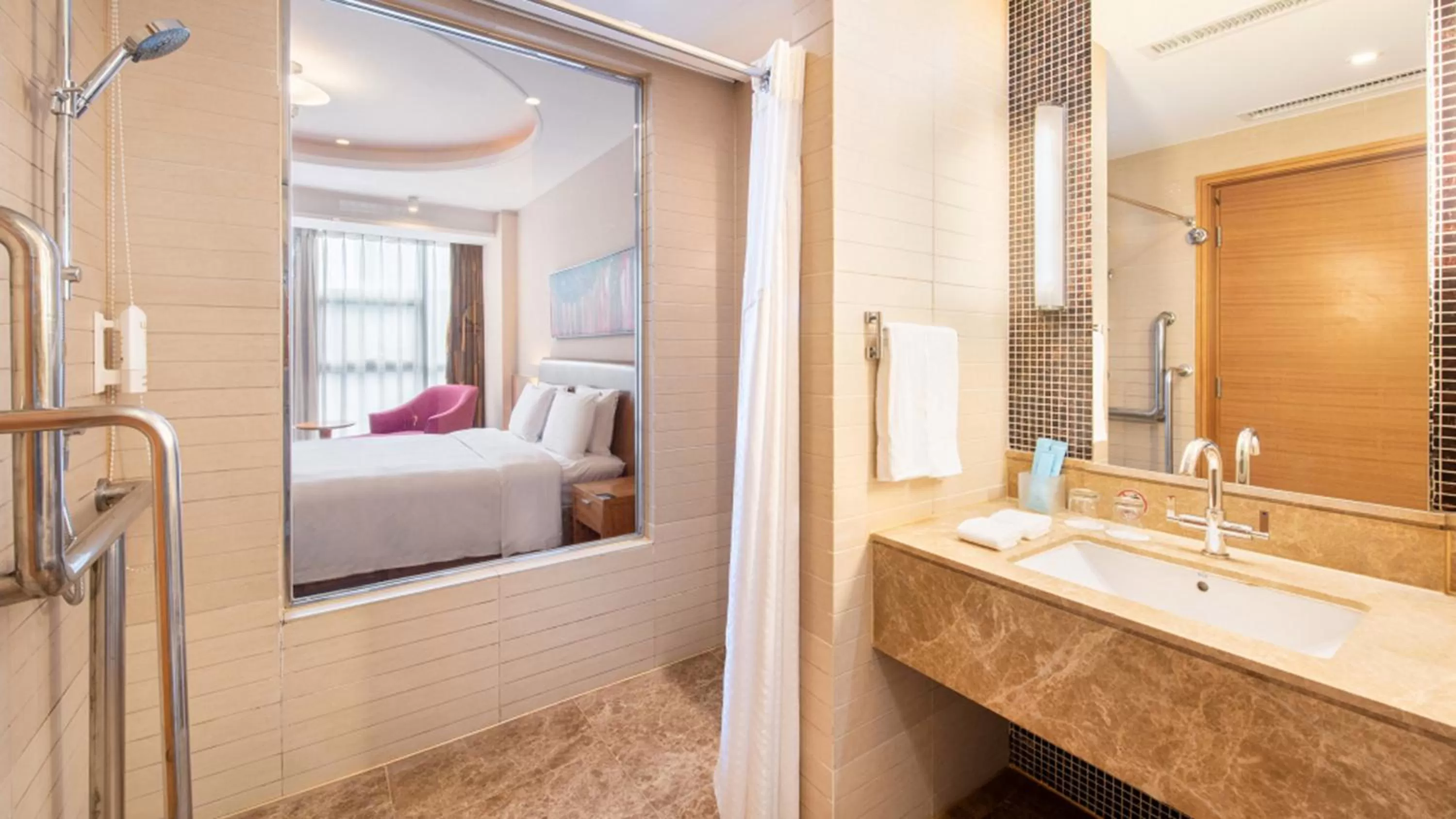 Photo of the whole room, Bed in Holiday Inn Express Beijing Huacai by IHG