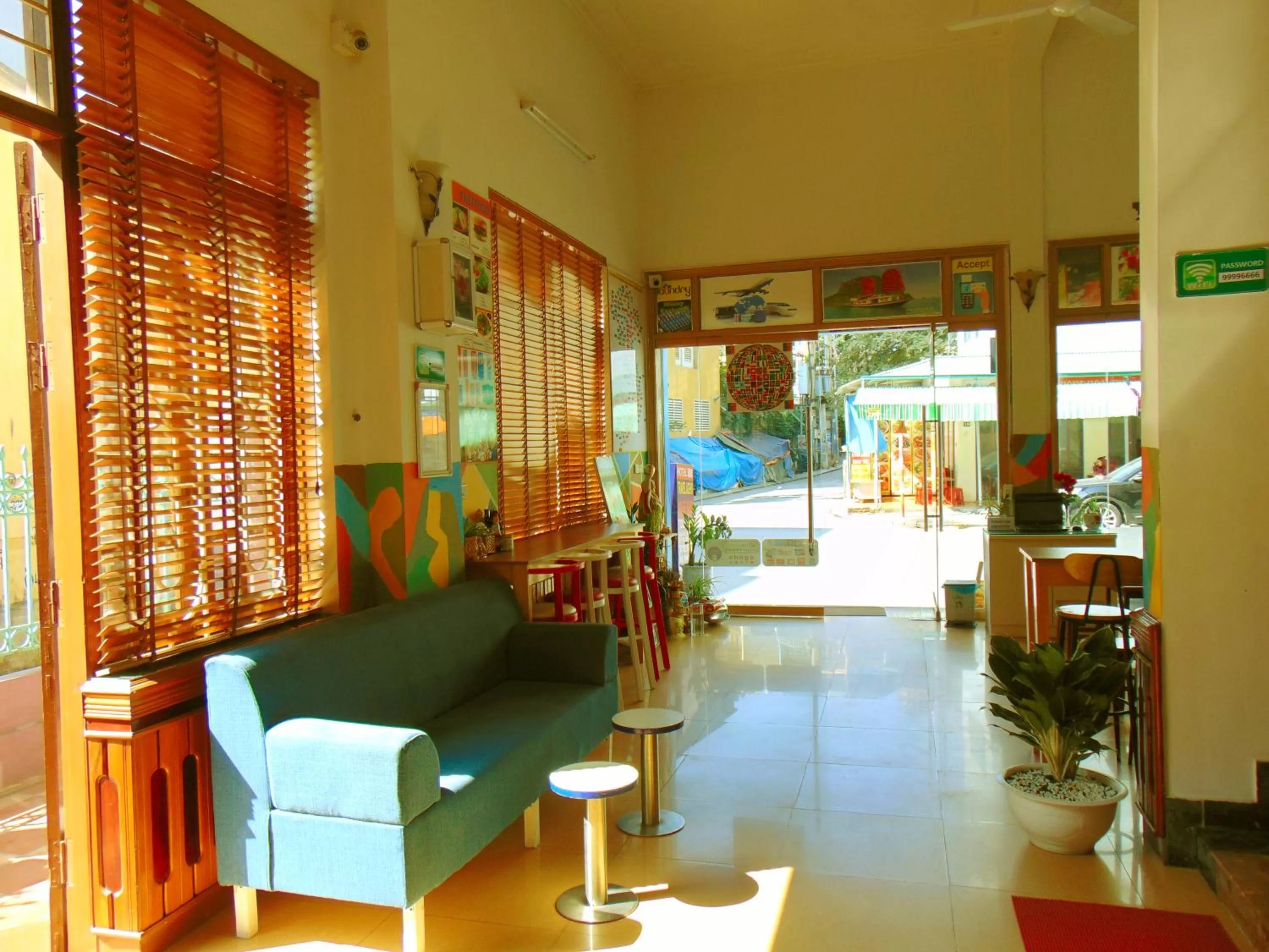 Restaurant/places to eat in Alex Ha Long Hotel