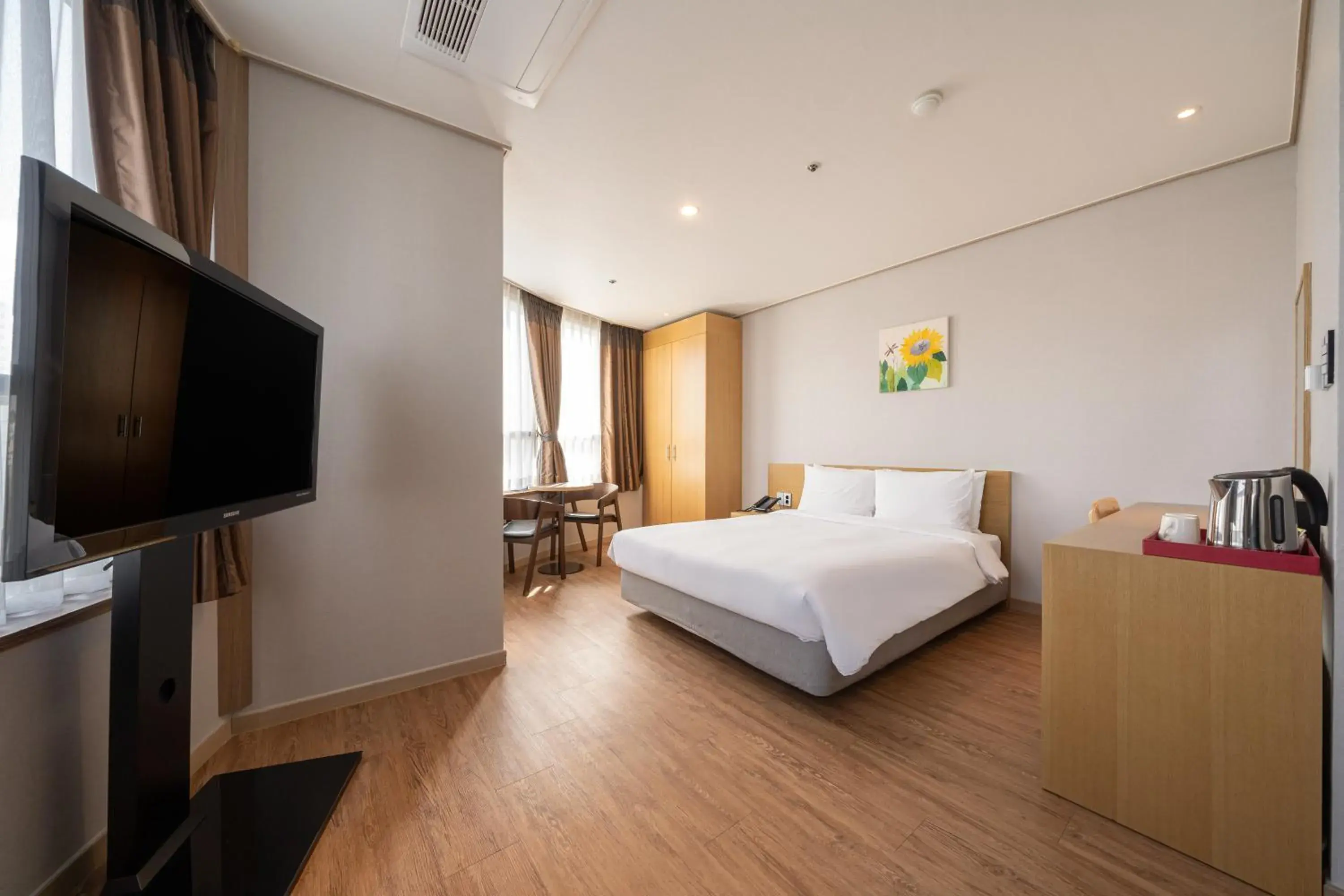 Photo of the whole room, TV/Entertainment Center in Ramada by Wyndham Seoul Dongdaemun