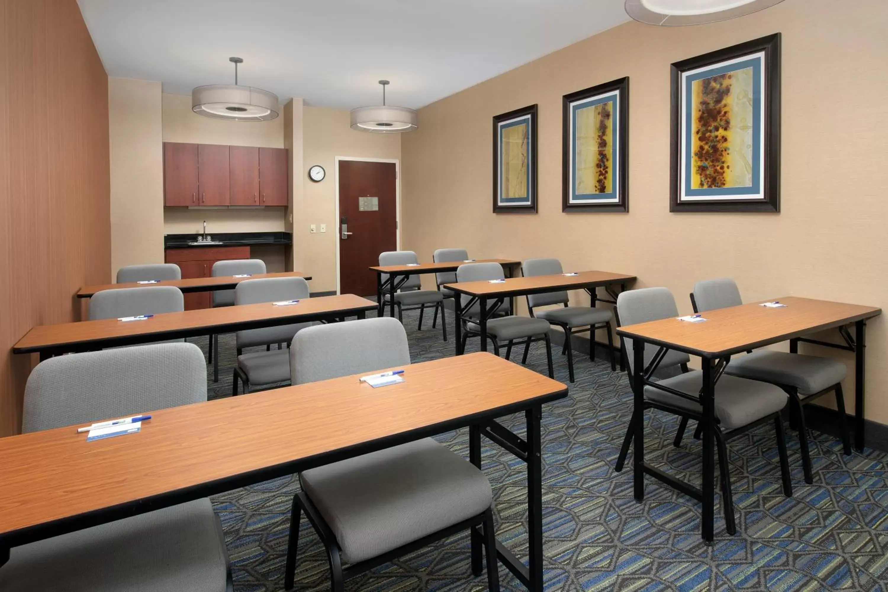 Meeting/conference room, Restaurant/Places to Eat in Holiday Inn Express & Suites by IHG Chambersburg, an IHG Hotel