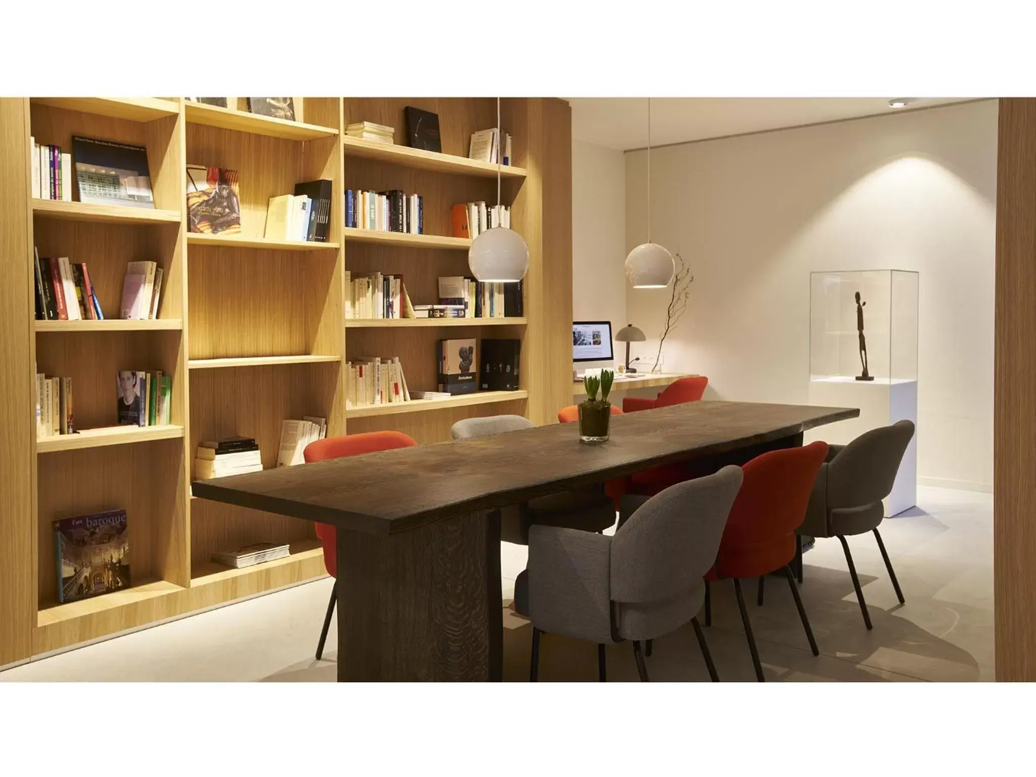 Library in 9Hotel Sablon