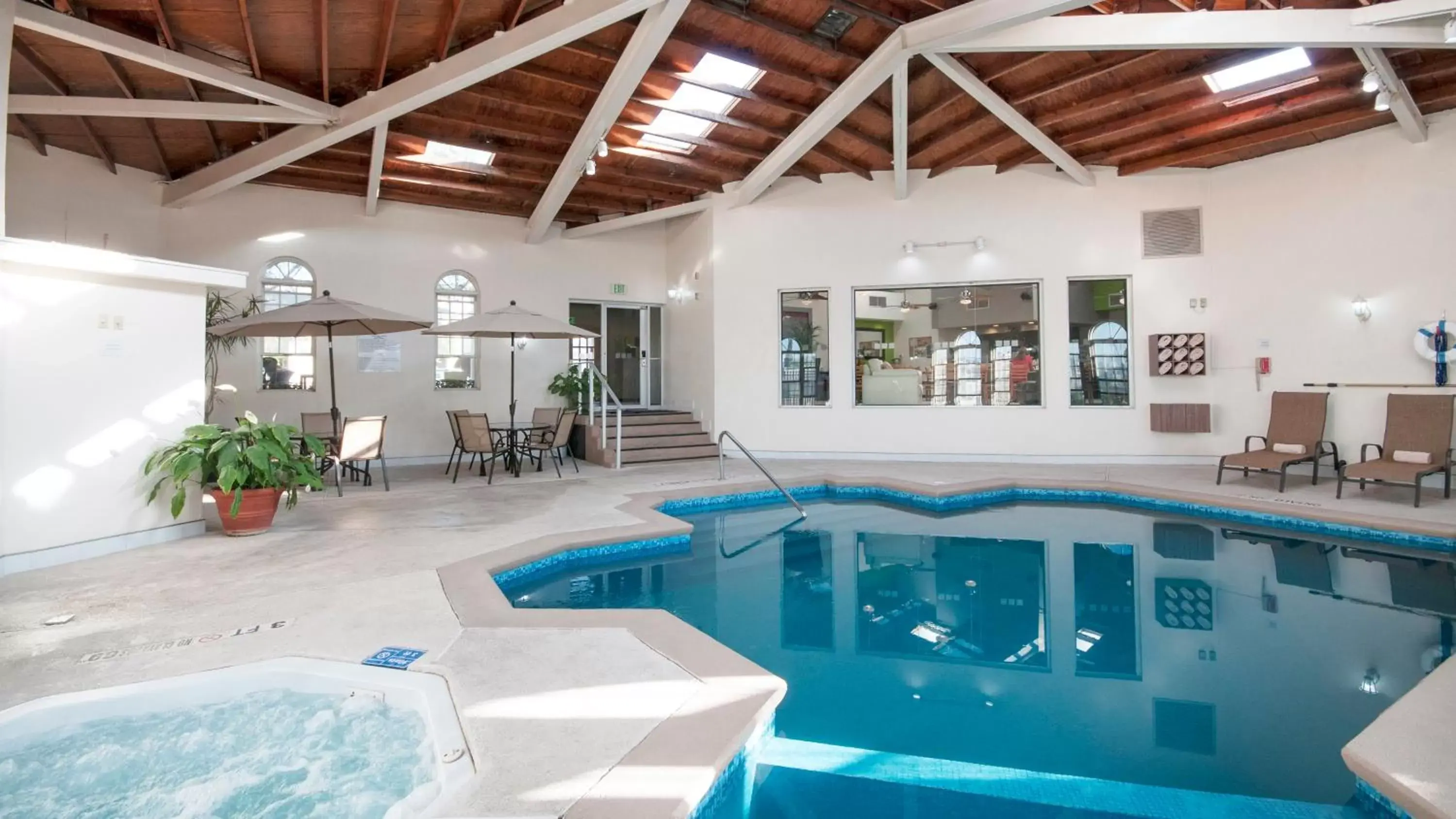 Swimming Pool in Holiday Inn Hotel & Suites Chihuahua, an IHG Hotel