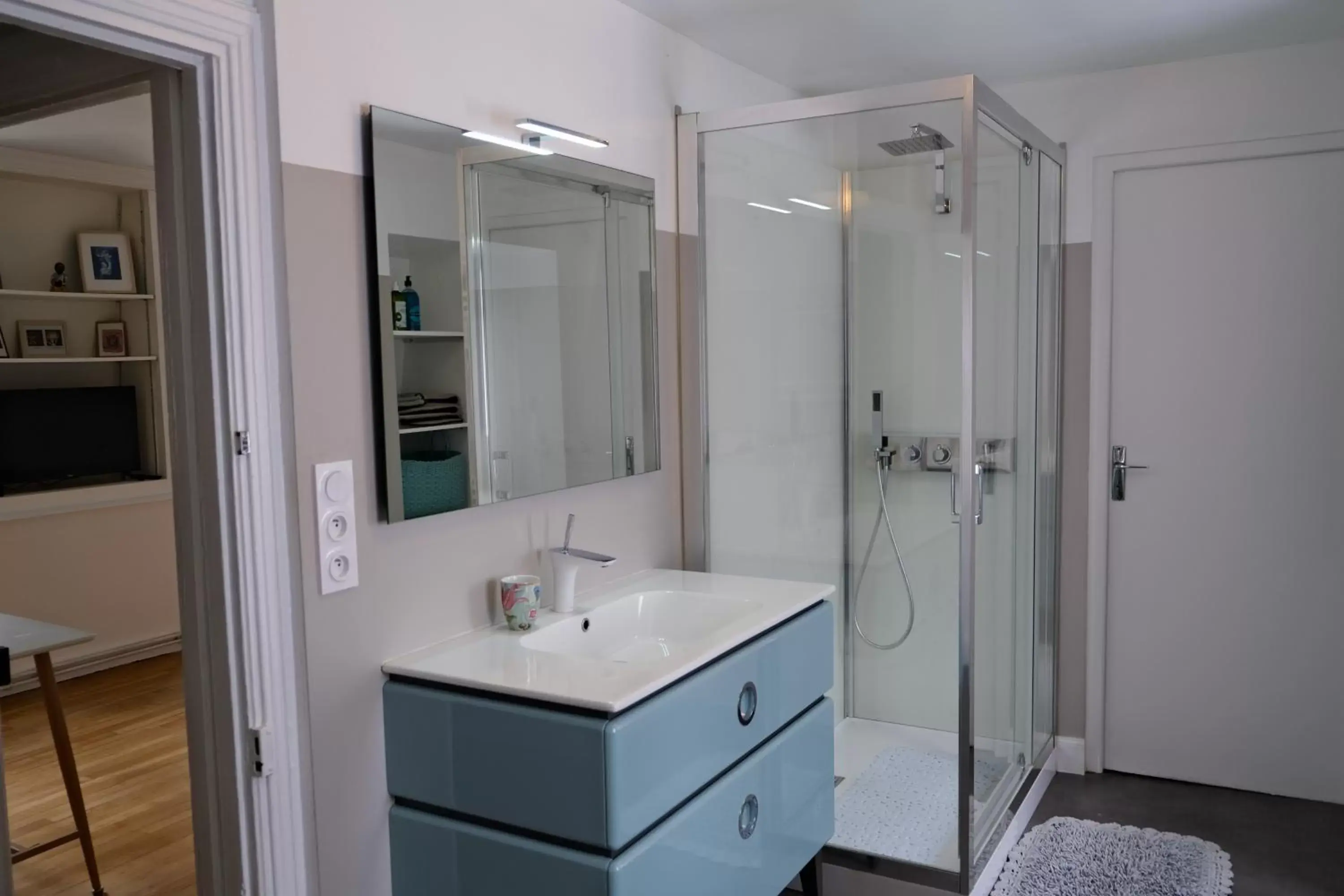 Shower, Bathroom in Contes à Rebours - Chambres d'hôtes